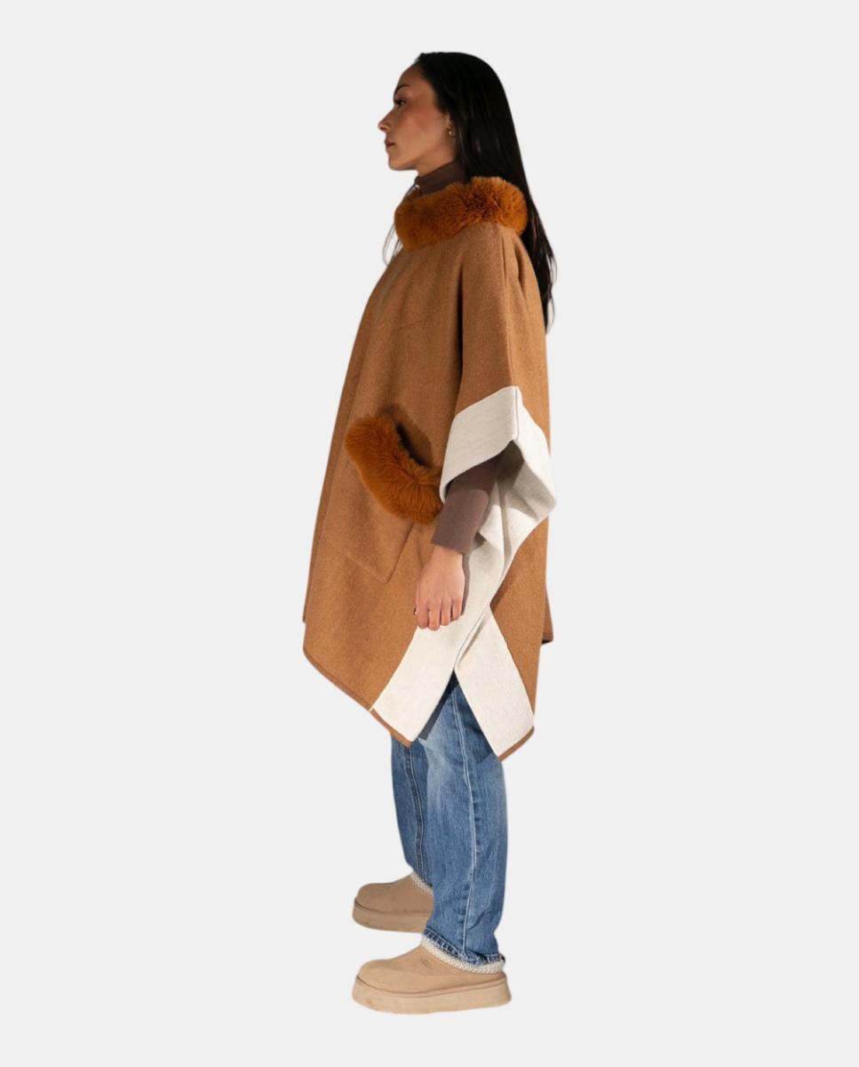 Capa Tipo Poncho de Tamanho Largo com Bolsos e Gola de Pelo Castanho-3