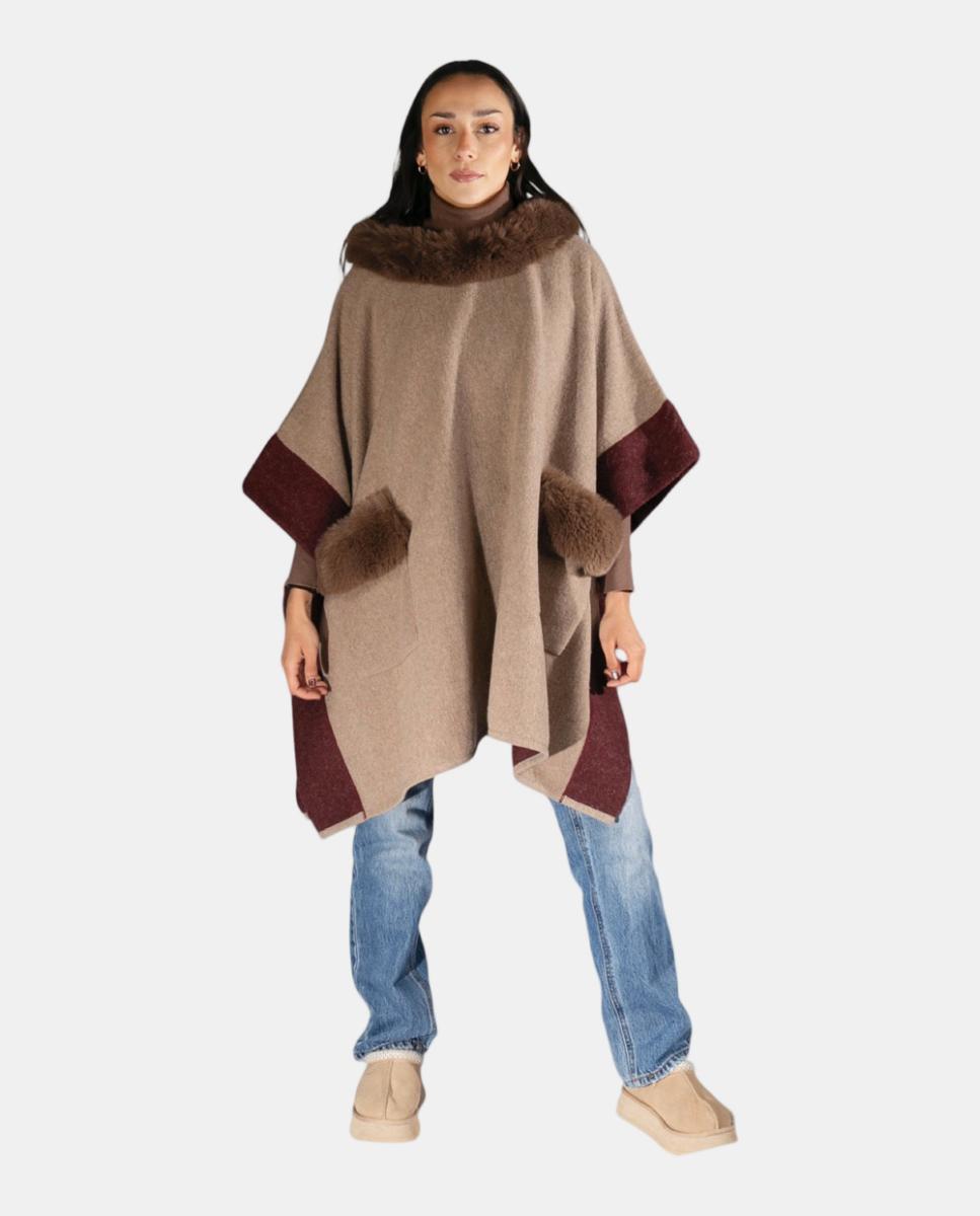 Imagem 0 de Capa Tipo Poncho de Tamanho Largo com Bolsos e Gola de Pelo