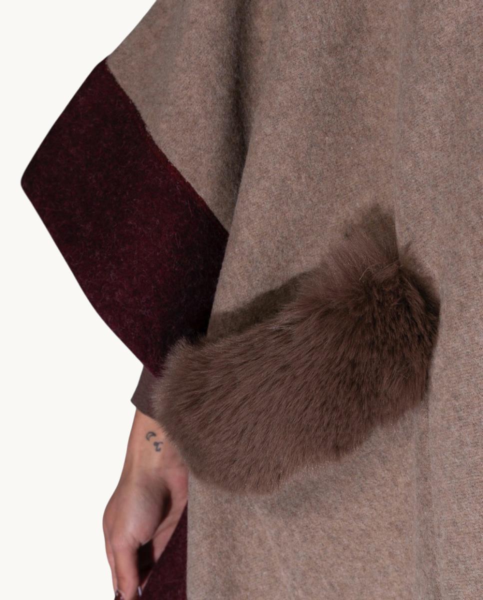 Capa Tipo Poncho de Tamanho Largo com Bolsos e Gola de Pelo Castanho-2