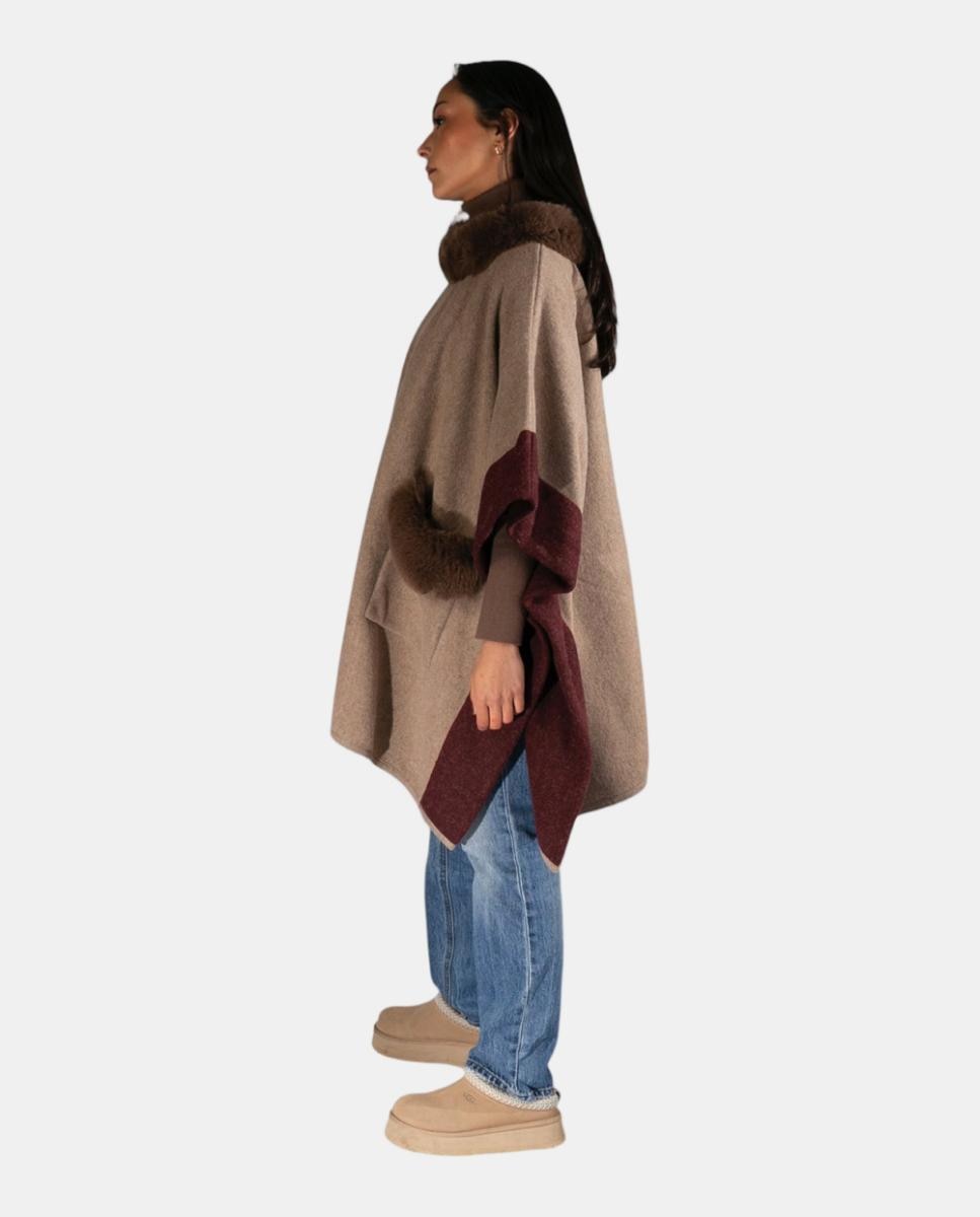 Capa Tipo Poncho de Tamanho Largo com Bolsos e Gola de Pelo Castanho-3