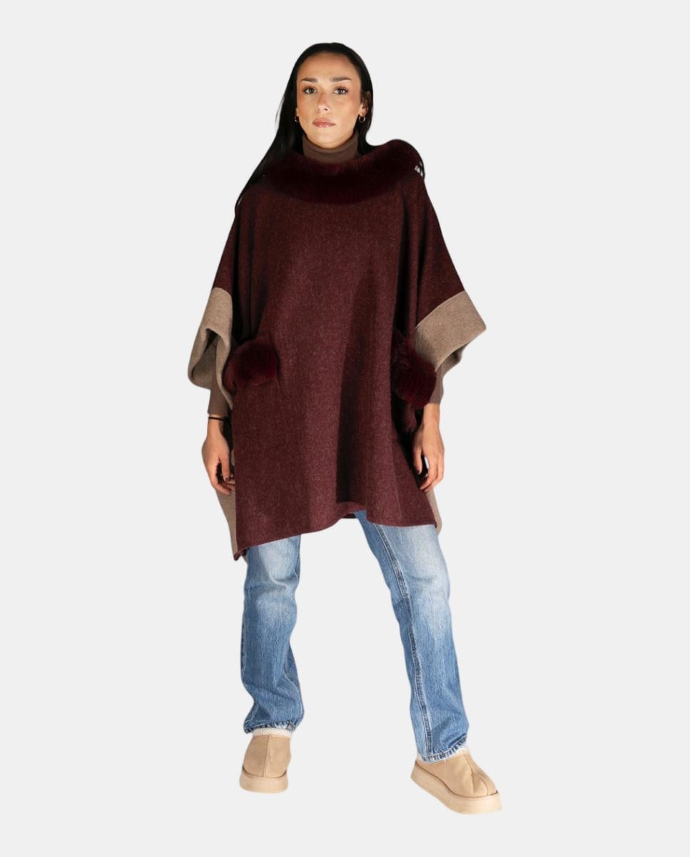 Imagem 0 de Capa Tipo Poncho de Tamanho Largo com Bolsos e Gola de Pelo