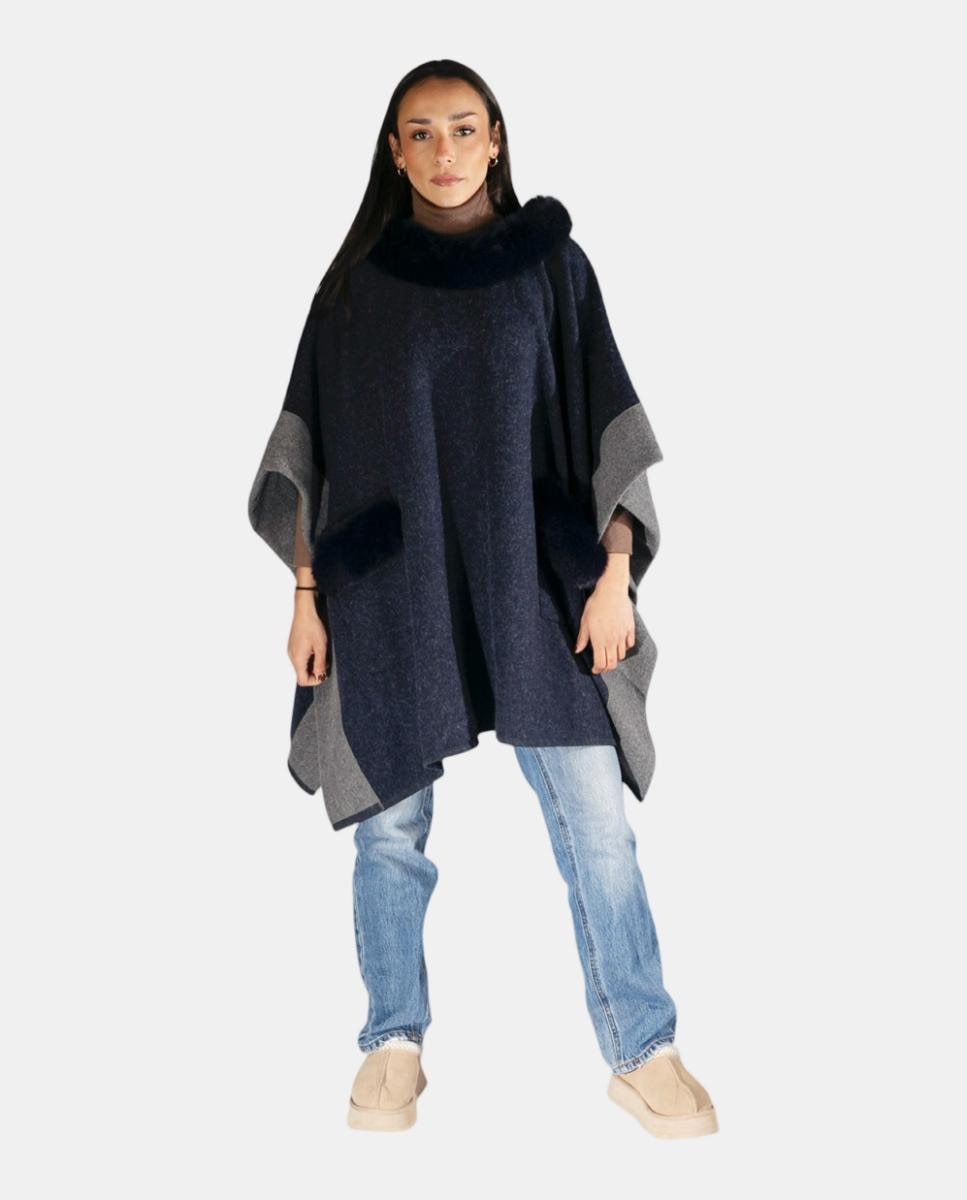 Imagem 0 de Capa Tipo Poncho de Tamanho Largo com Bolsos e Gola de Pelo