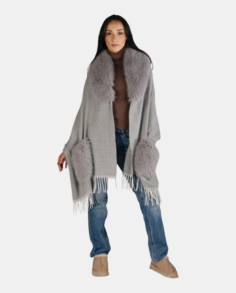 Imagem 0 de Poncho Tipo Capa com Franjas e Detalhes com Efeito de Pelo na Gola e nos Bolsos