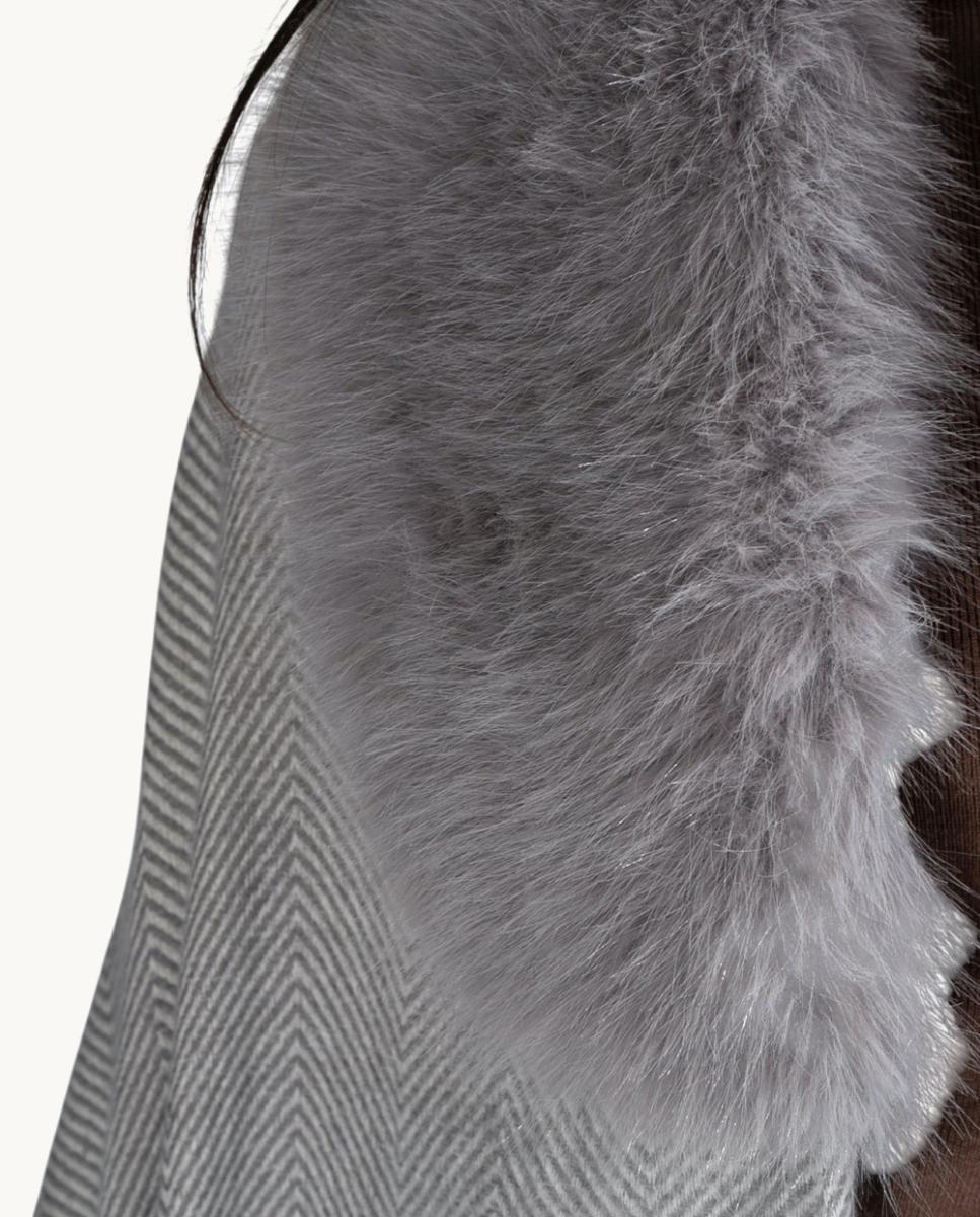 Poncho Tipo Capa com Franjas e Detalhes com Efeito de Pelo na Gola e nos Bolsos Cinzento-2