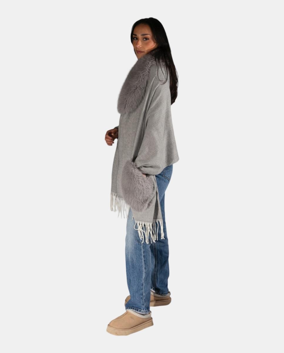 Poncho Tipo Capa com Franjas e Detalhes com Efeito de Pelo na Gola e nos Bolsos Cinzento-3