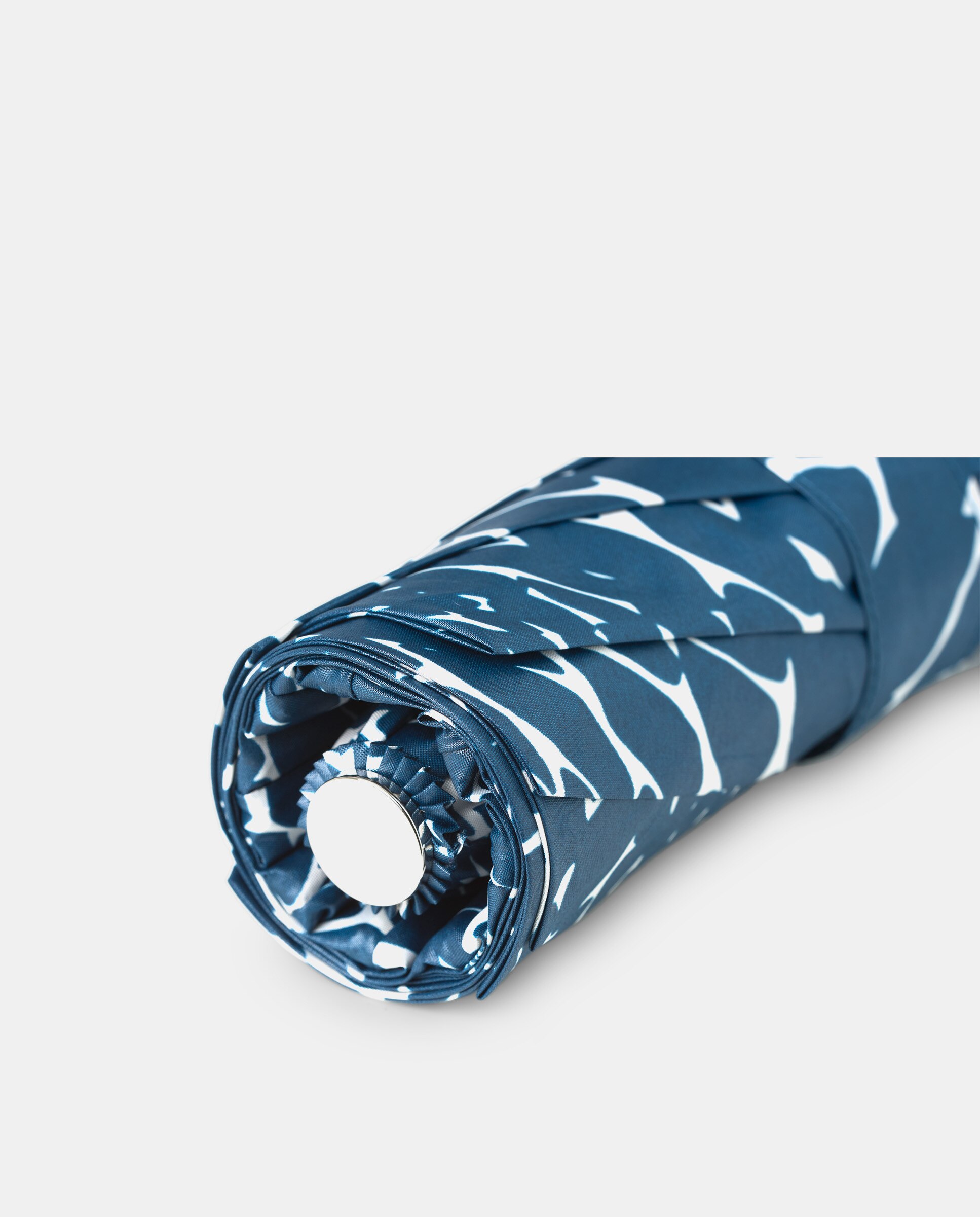Guarda-Chuva Dobrável Manual "Stones" com Punho Curvo Ergonómico. Fabricado em Tecido Reciclado, é Leve, Resistente e Fácil de Transportar. Azul-4