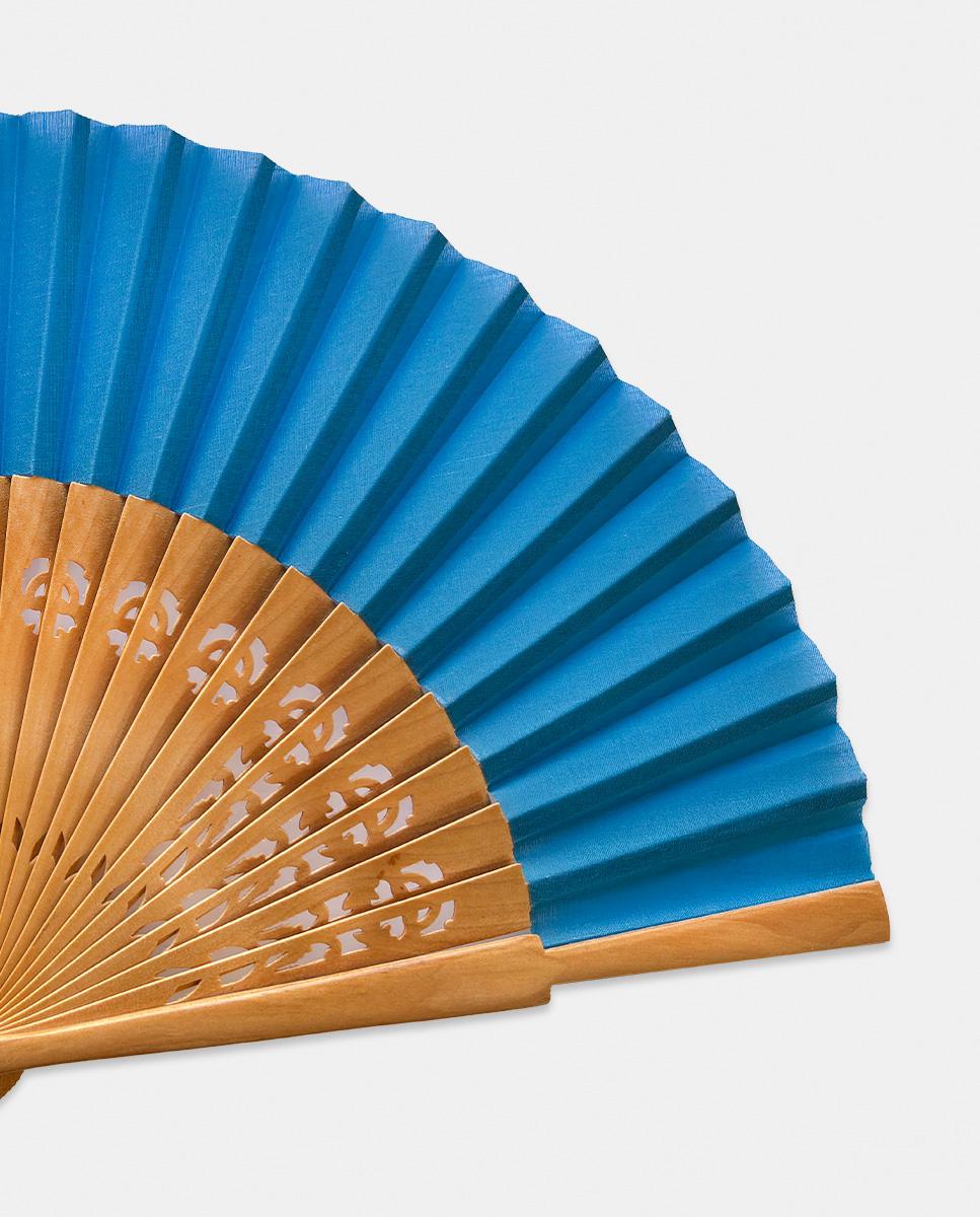 Leque de madeira bege com pormenor rendilhado Azul-2