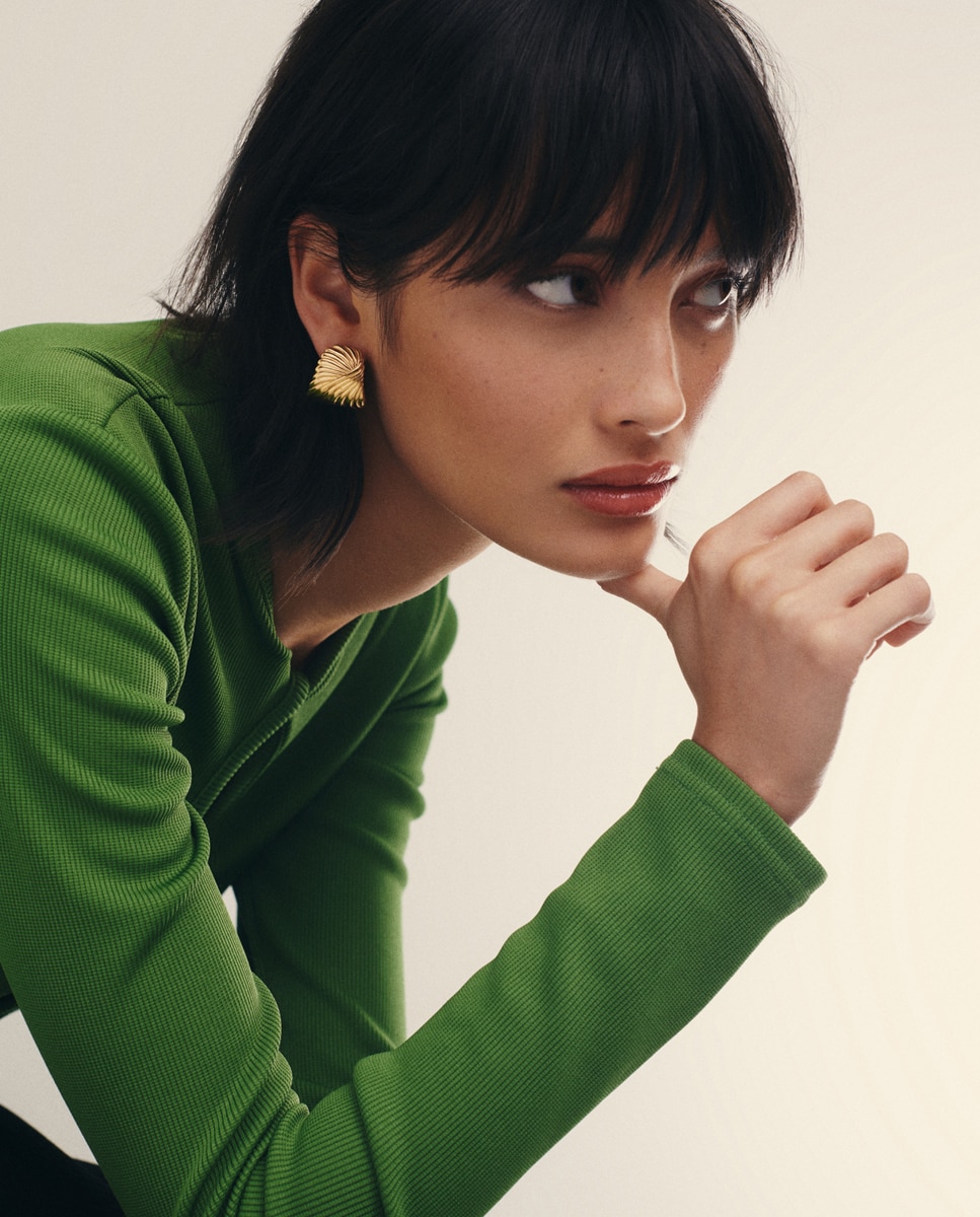 Imagen 4 de Pendientes Oversized Studs de Onda dorados - Missoma - Oro Oro