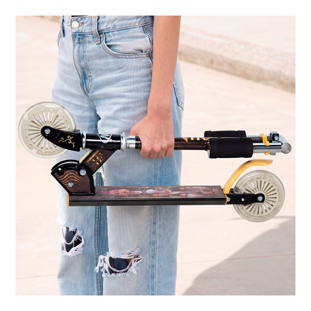 Patinete de 2 ruedas Demon Hunters Exclusivo con ruedas con luz Led Kpop Colorbaby 2