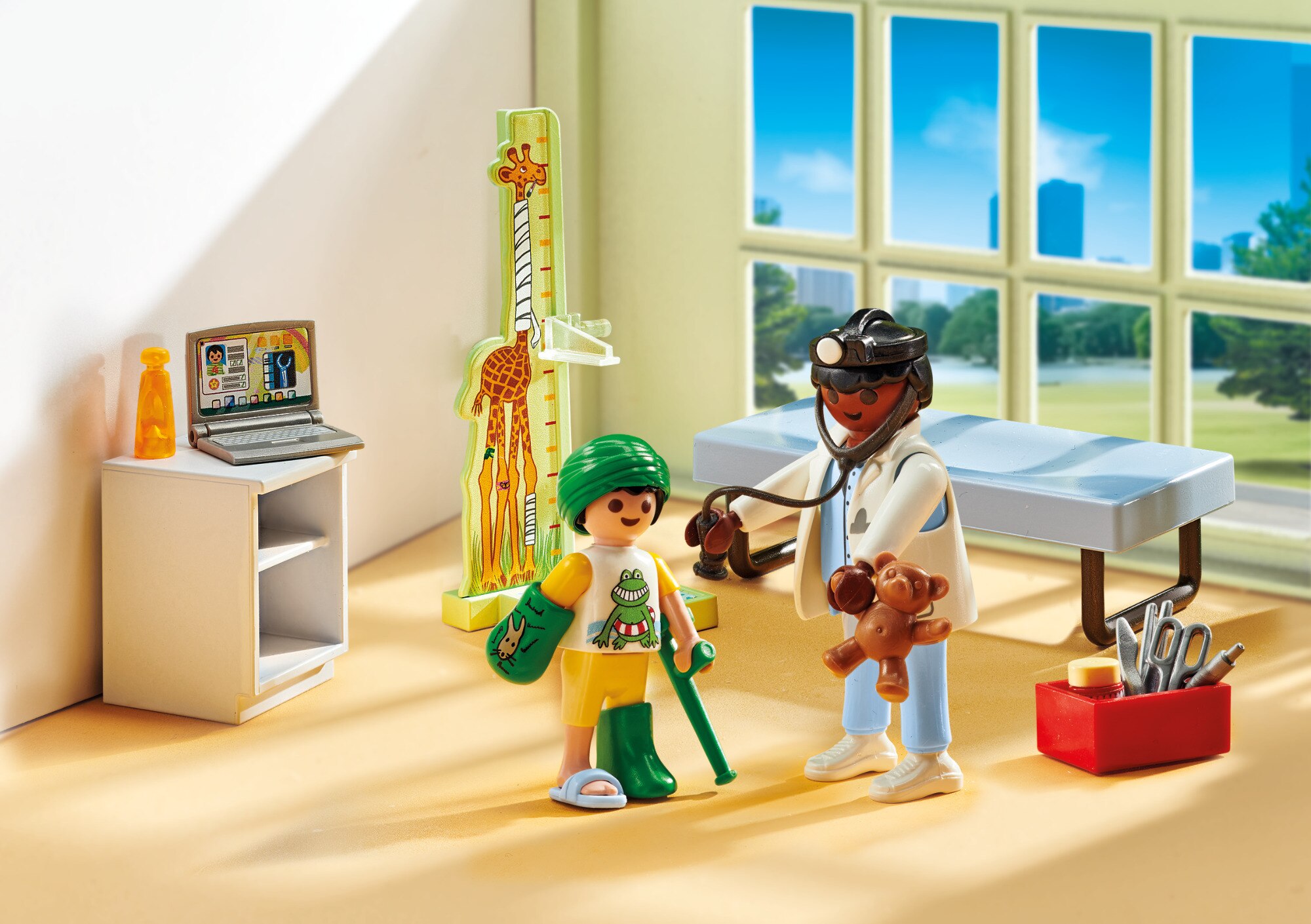 Pediatra con osito de peluche Playmobil 4