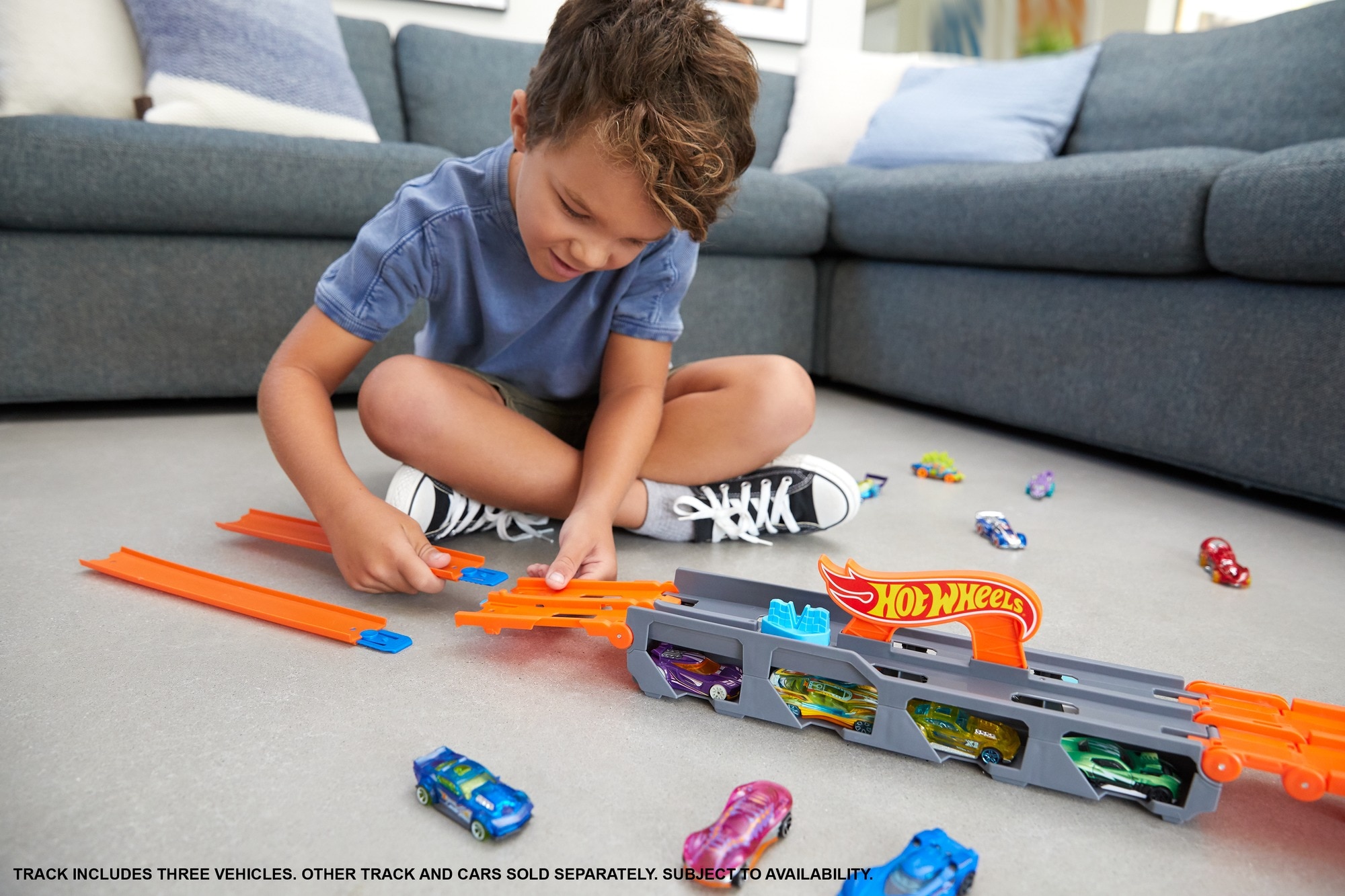 Hot Wheels Camión de transporte convertible en pista para coches de juguete 7