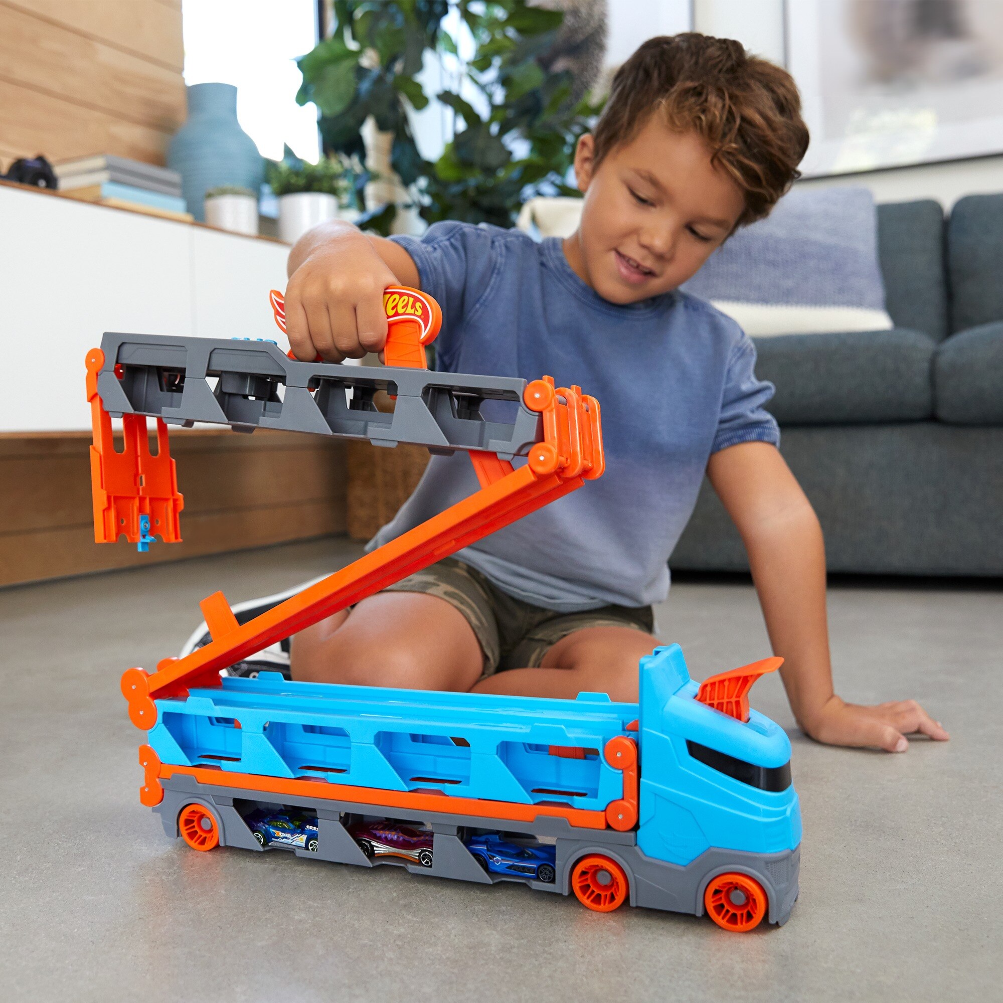 Hot Wheels Camión de transporte convertible en pista para coches de juguete 8