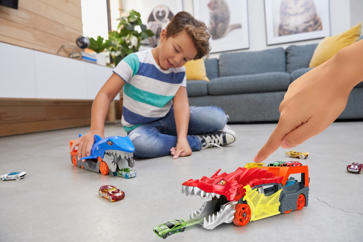 Tiburón mordedor transportador Battling Creature Transports Hot Wheels 2