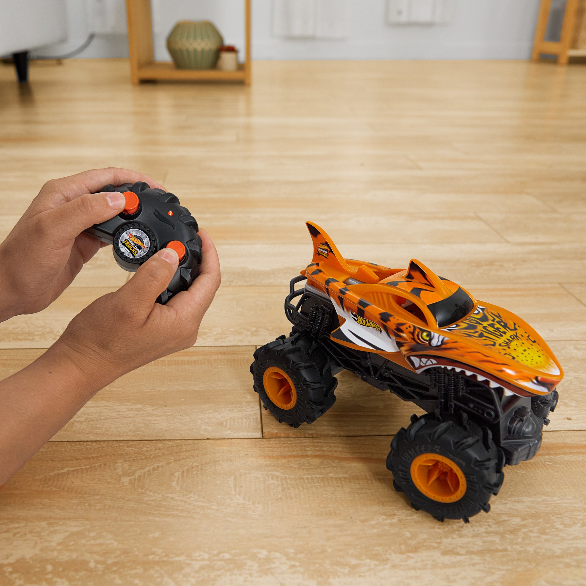Hot Wheels Monster Truck Carro Tiger Shark Radio Controlo 3