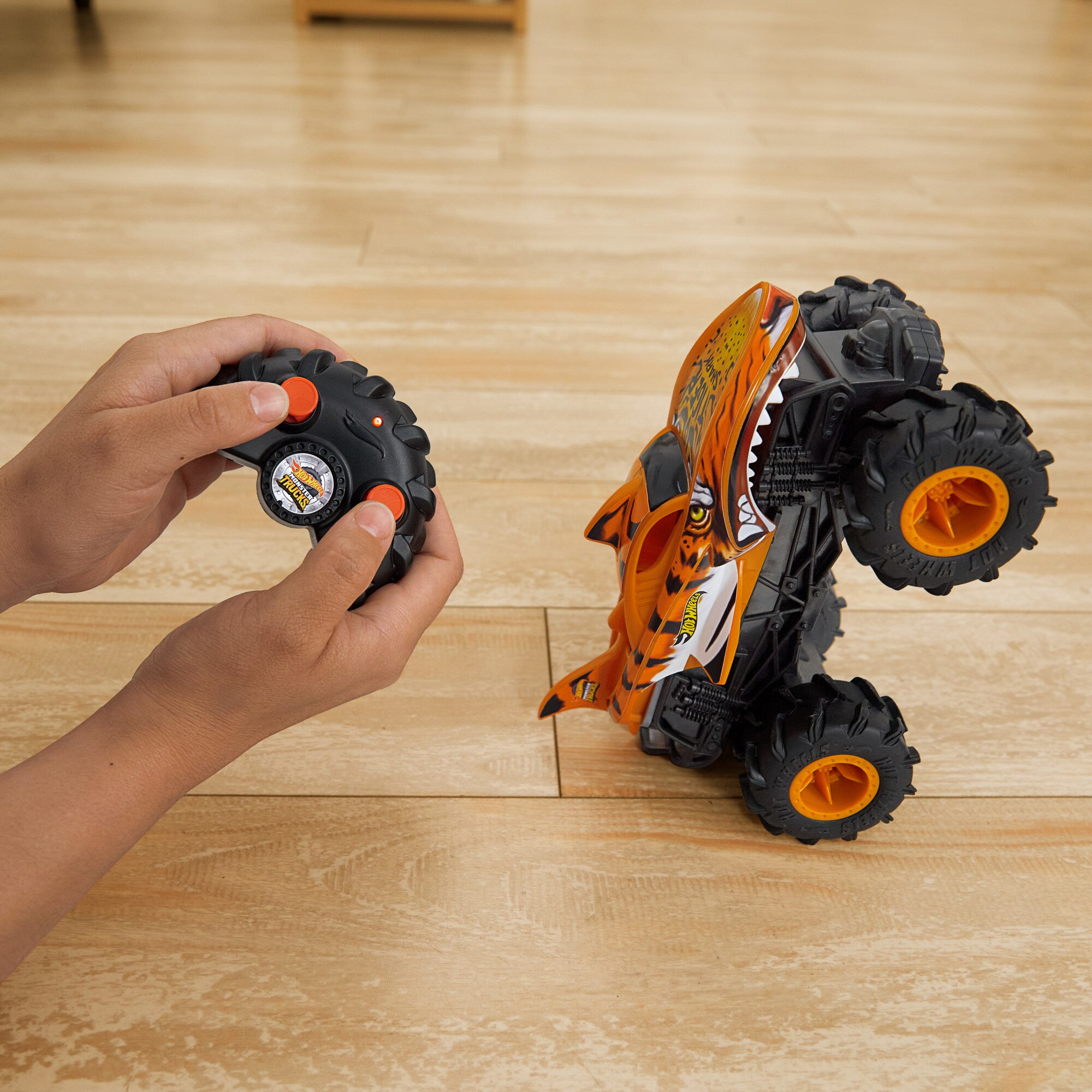 Hot Wheels Monster Truck Carro Tiger Shark Radio Controlo 4