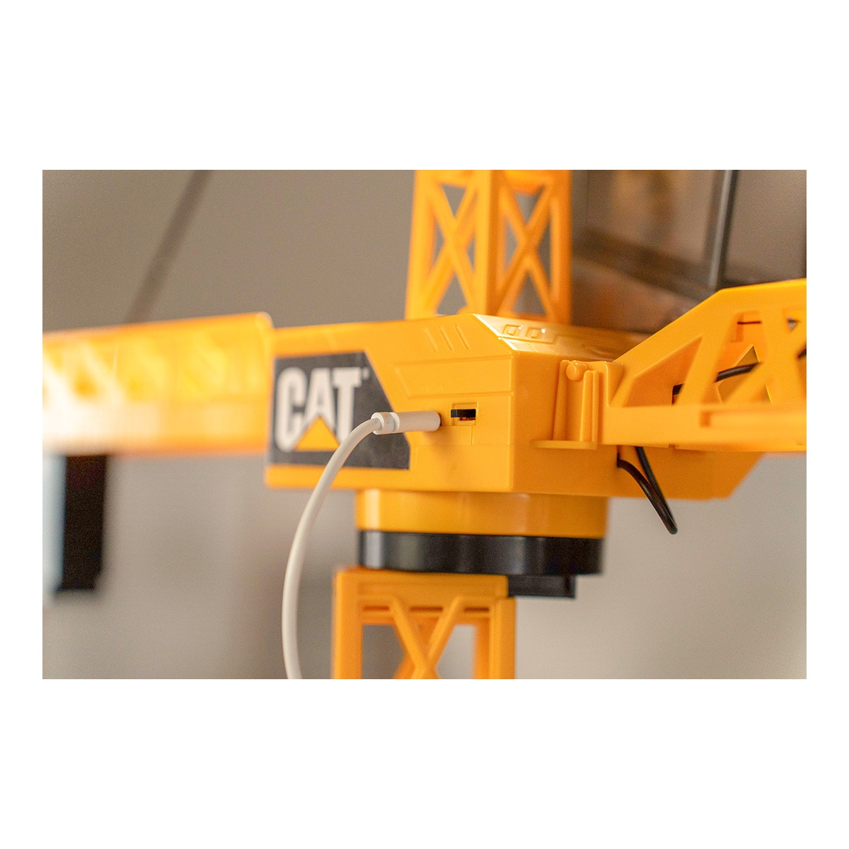 Grúa radiocontrol inalámbrica con rotación 360º y luces Cat Workforce Funrise Toys 10