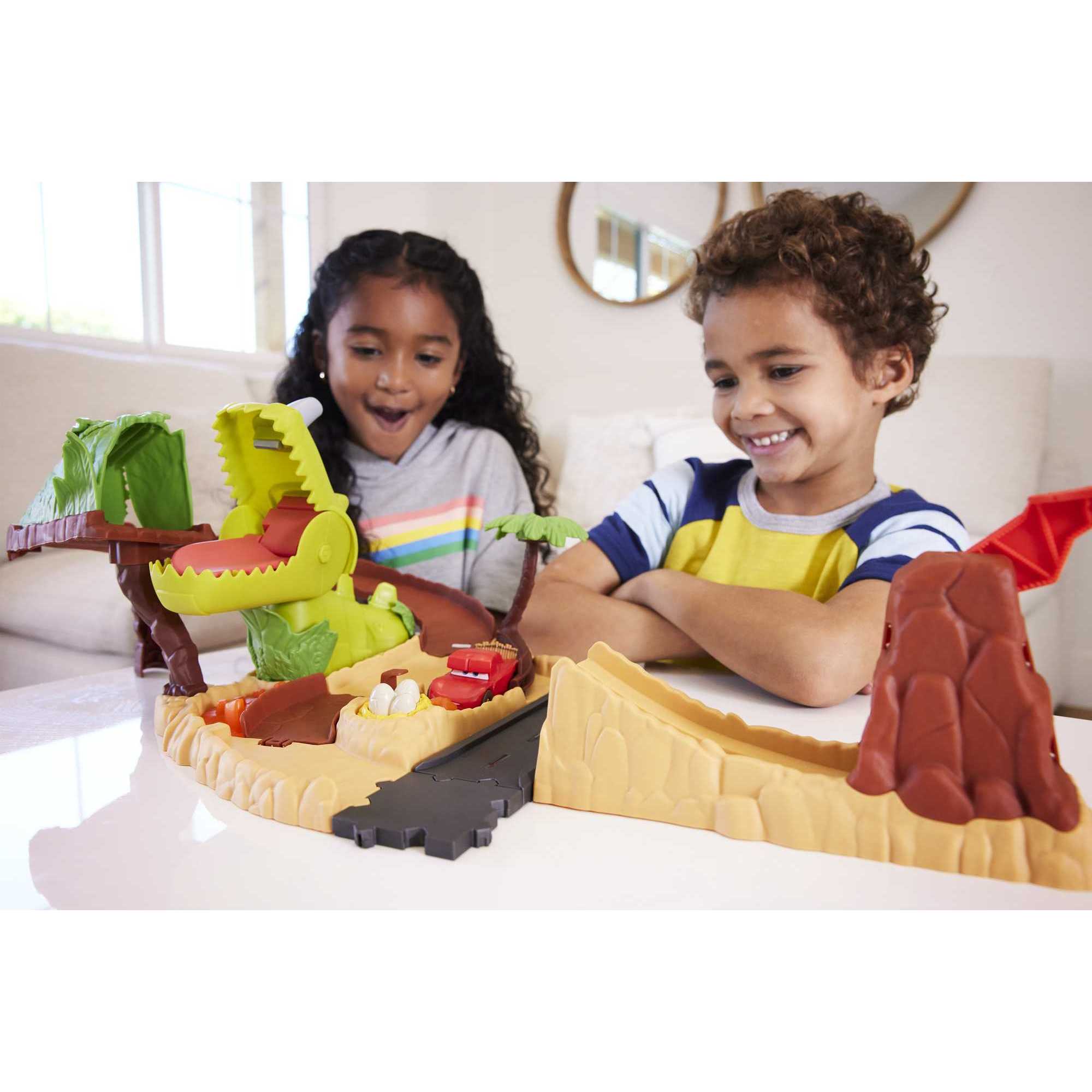 Pista Aventura del dinosaurio para coches de juguete Disney Cars 2