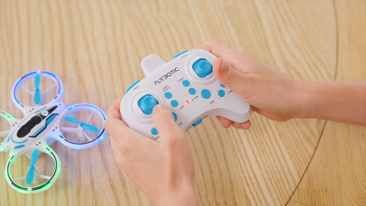 Neon dron acrobático, con transmisión 2.4 GHz de 3 canales y luces LED 11