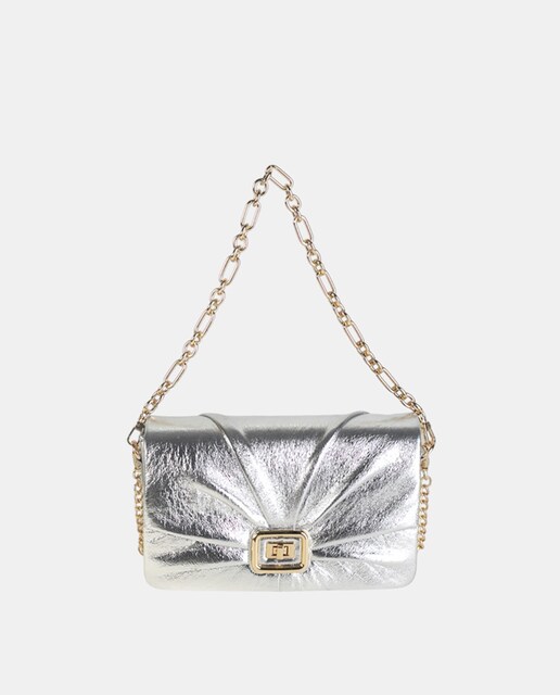 Imagen 0 de Bolso bandolera y de hombro confeccionado en pu metálico color plata con solapa y cierre de metal.