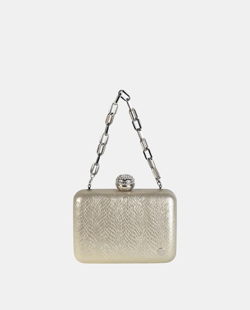 Imagen 0 de Clutch  de forma  cuadrada con las esquinas redondeadas  forrado en pu grabado de pitón  en color oro todo a un tono con acabado anacarado.
