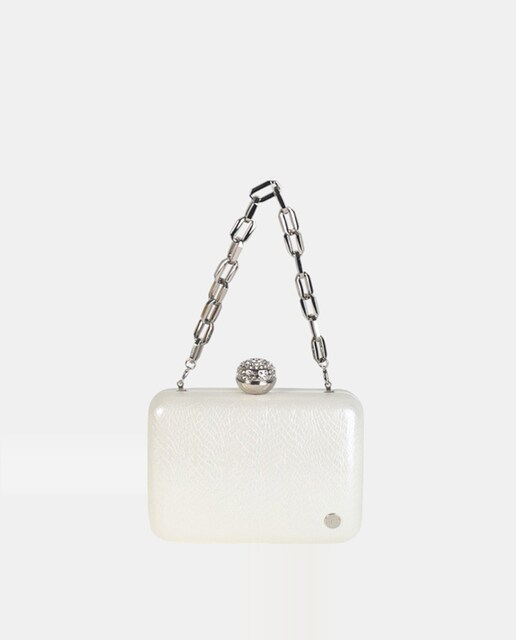 Imagen 0 de Clutch  de forma  cuadrada con las esquinas redondeadas  forrado en pu grabado de pitón  en color marfil todo a un tono con acabado anacarado.