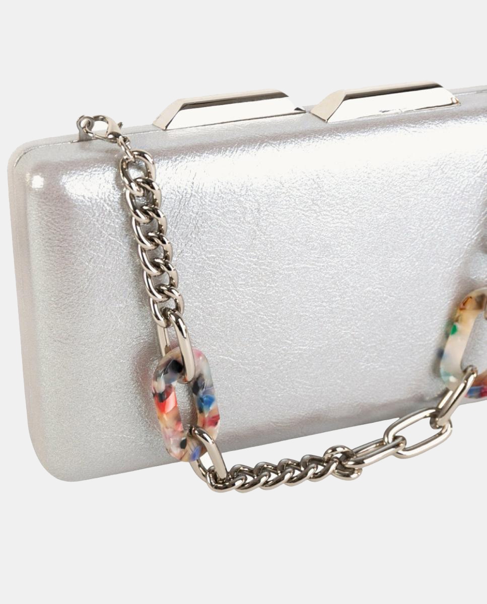Mala Clutch Pequena em Efeito de Pele Metalizado com Corrente e Elos Decorativos Prata-3