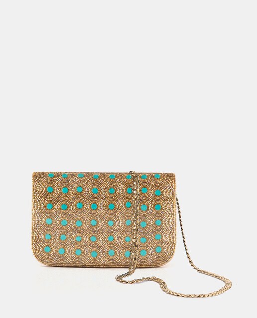 Cartera de mano color dorado con cadena de latón