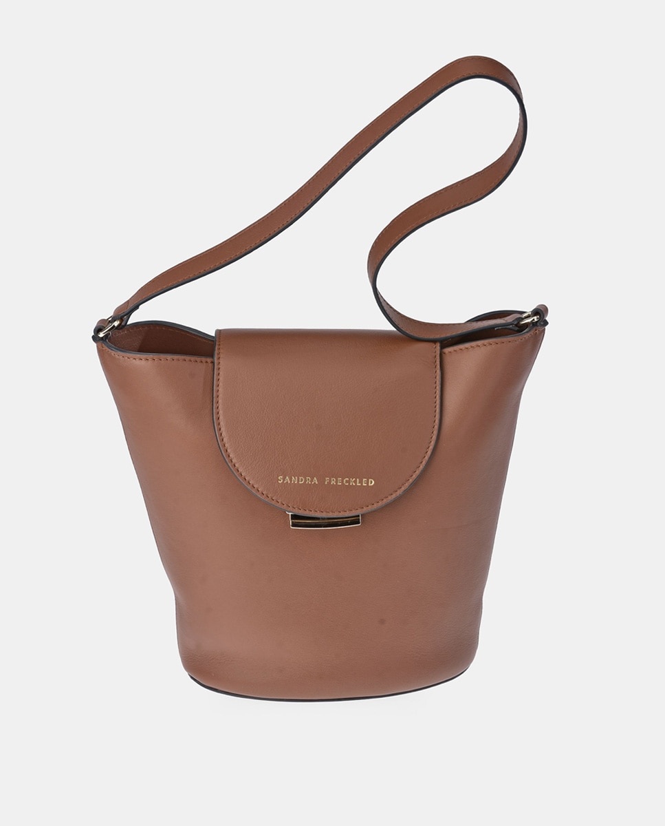 Imagen 0 de Bolso crossbody Sandra Fleckled con solapa y bandolera ancha en piel color habana