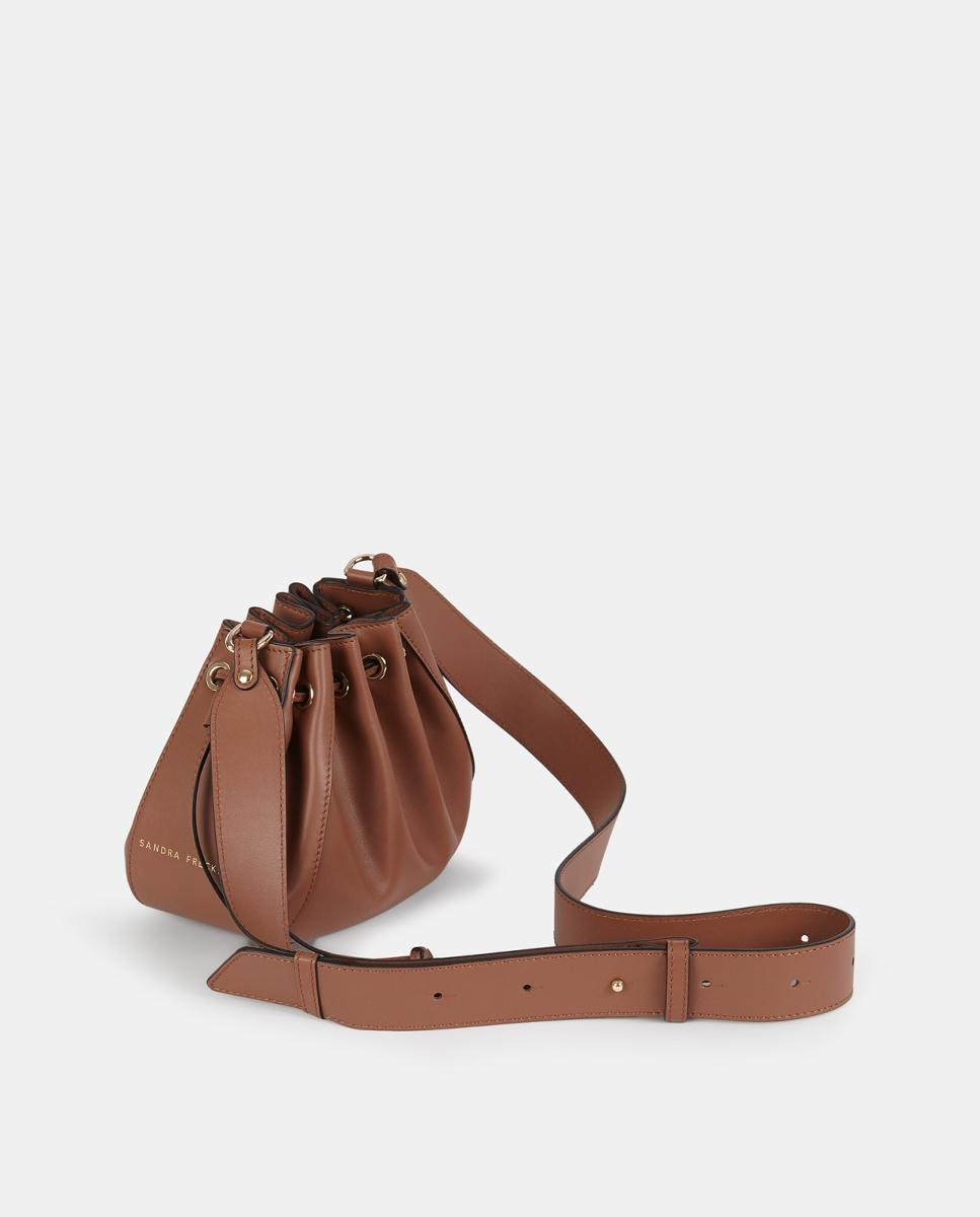 Mala Crossbody Pequena em Pele Lisa com Alça de Tiracolo Larga e Fecho de Cordão Camel-2