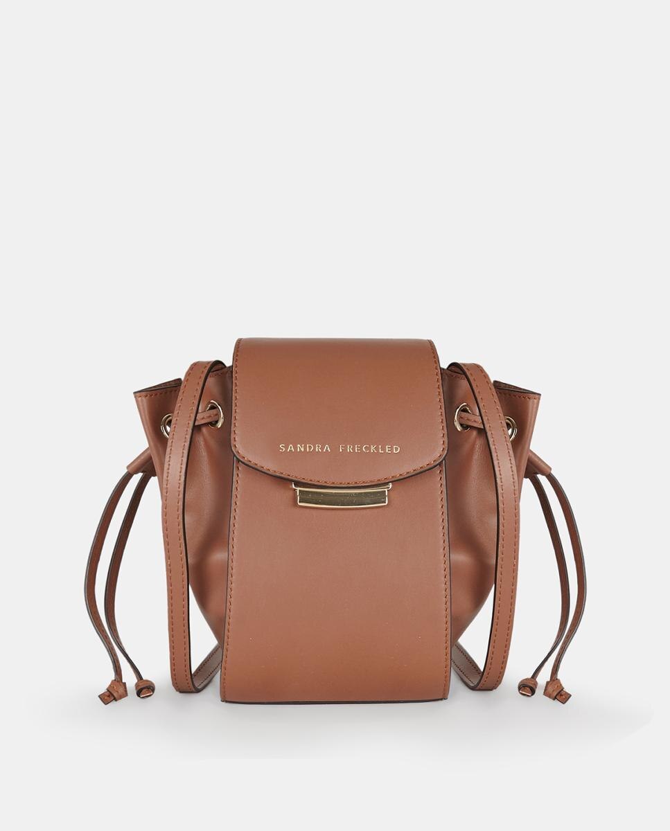 Mala Crossbody Pequena em Pele Lisa com Aba e Alças Compridas Camel-1