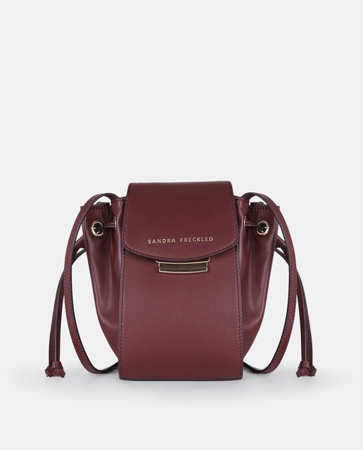 Imagem 0 de Mala Crossbody Pequena em Pele Lisa com Aba e Alças Compridas