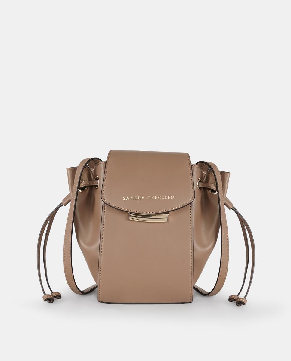 Mala Crossbody Pequena em Pele Lisa com Aba e Alças Compridas Taupe-1