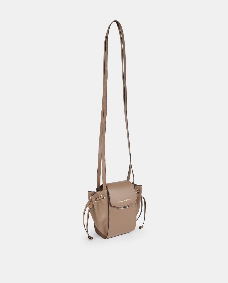 Mala Crossbody Pequena em Pele Lisa com Aba e Alças Compridas Taupe-2