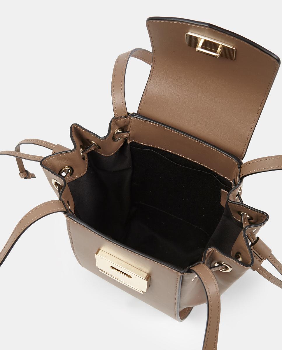 Mala Crossbody Pequena em Pele Lisa com Aba e Alças Compridas Taupe-3