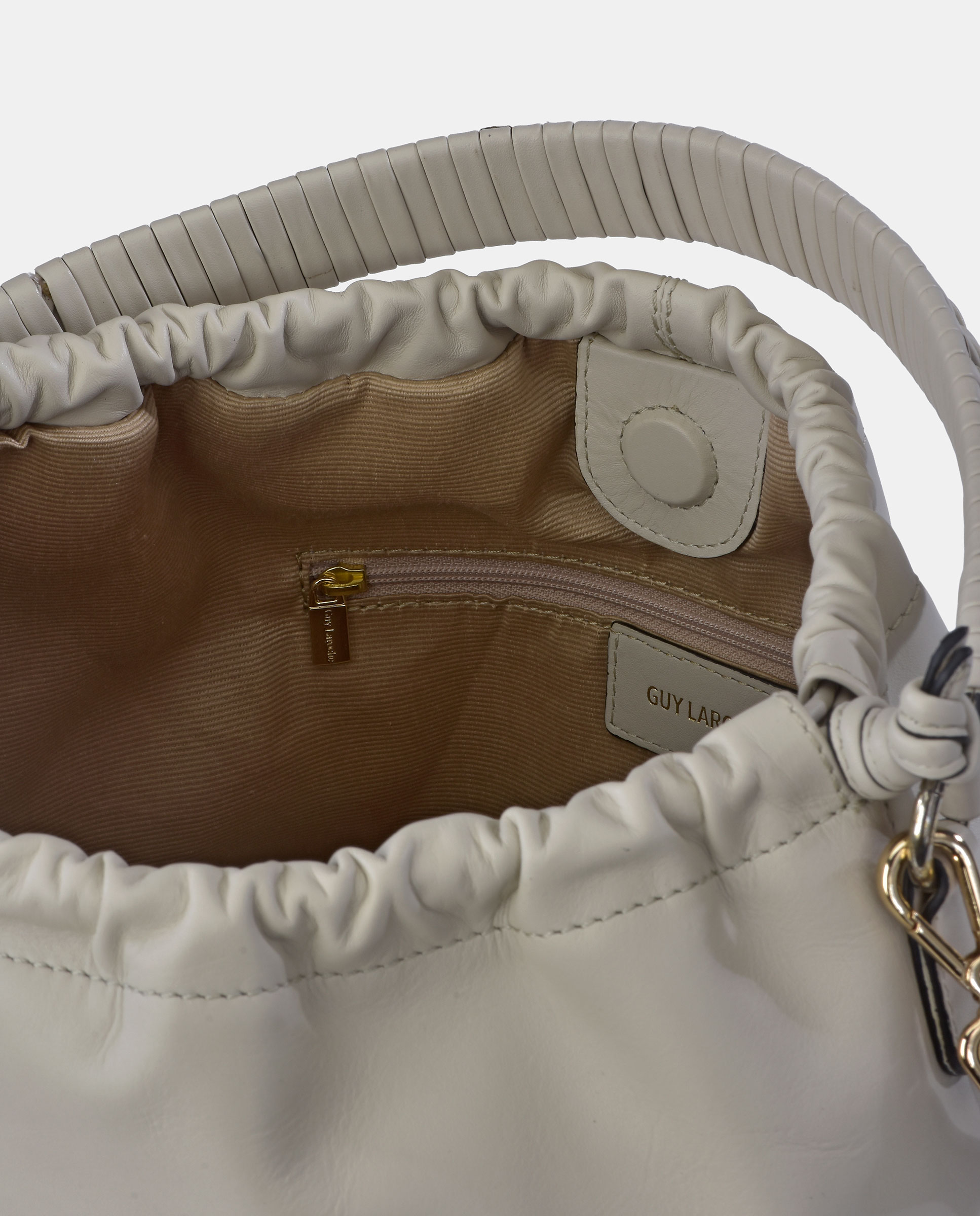 Mala Tipo Bucket em Pele com Fecho Magnético e Cordão Branco-3