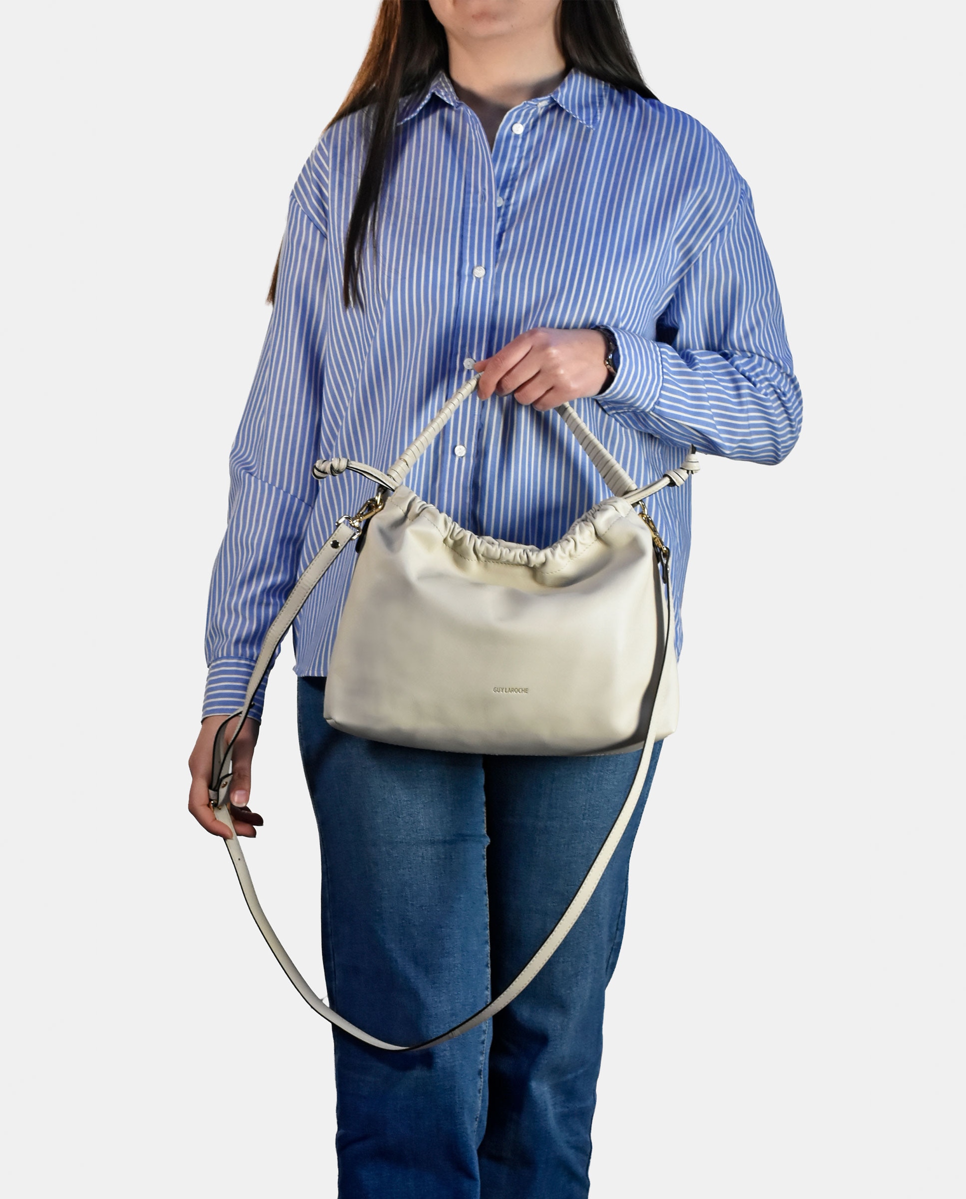 Mala Tipo Bucket em Pele com Fecho Magnético e Cordão Branco-4