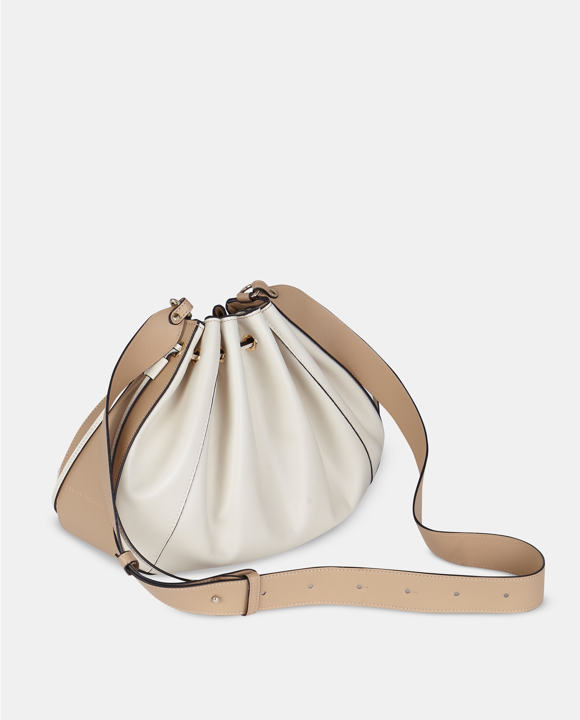 Imagem 0 de Mala Crossbody em Pele Lisa com Alça de Tiracolo Larga e Fecho de Cordão