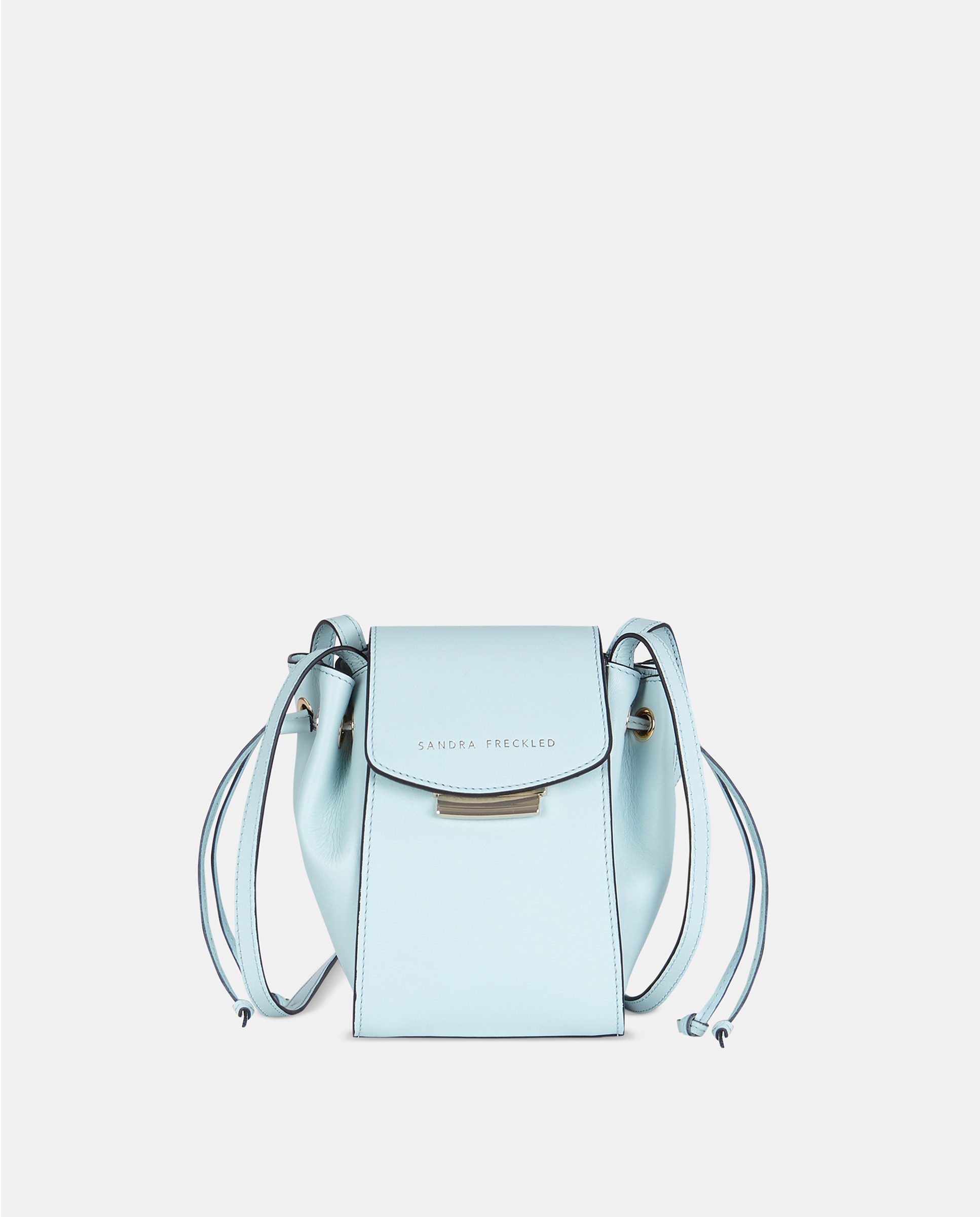 Imagem 0 de Mala Crossbody Pequena em Pele Lisa com Aba e Alças Compridas