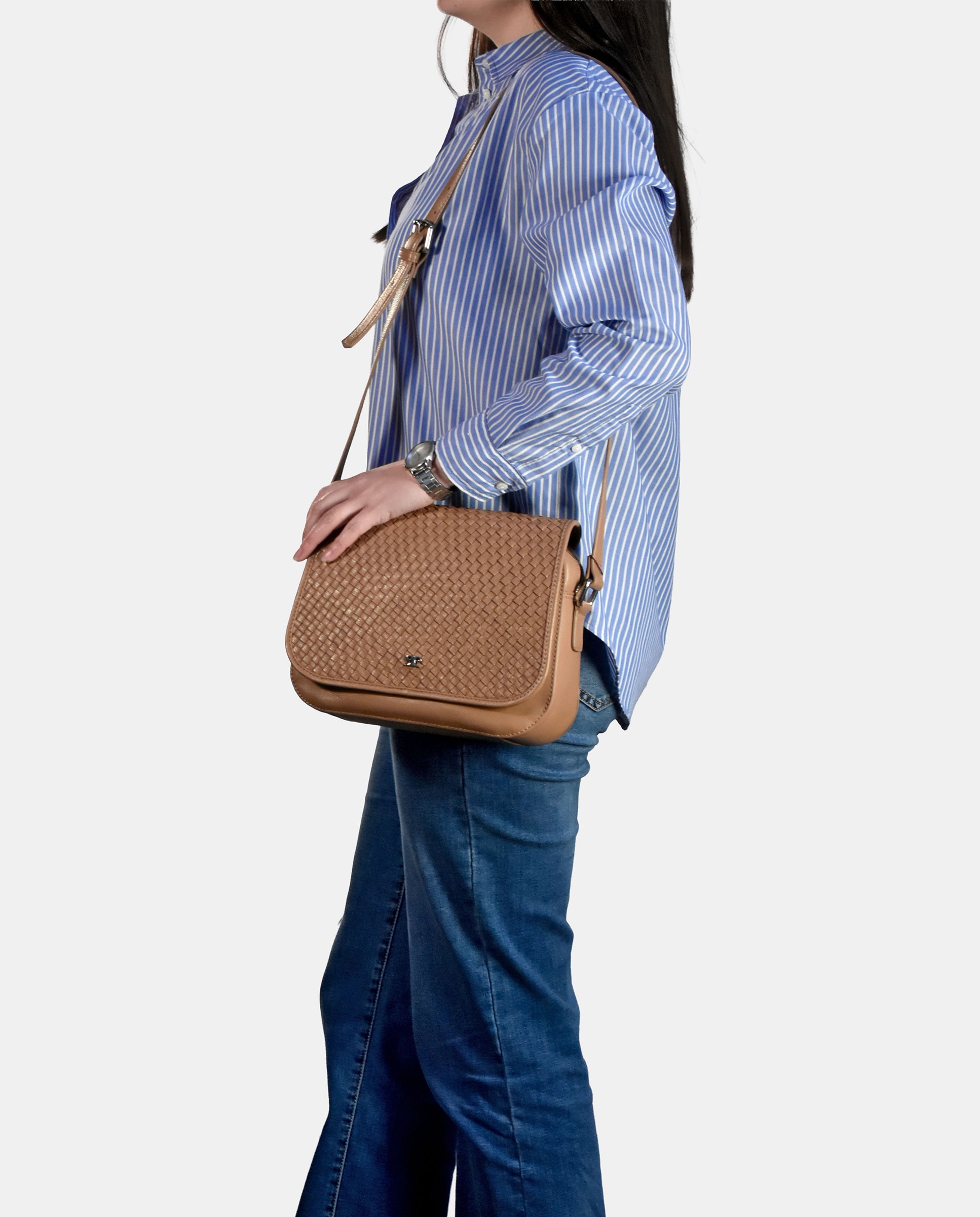Mala Crossbody em Pele Entrançada com Aba Castanho-5