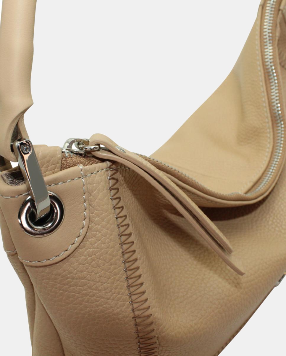 Mala Hobo Pequena em Pele com Costuras Chevron e Fecho de Correr Bege-3
