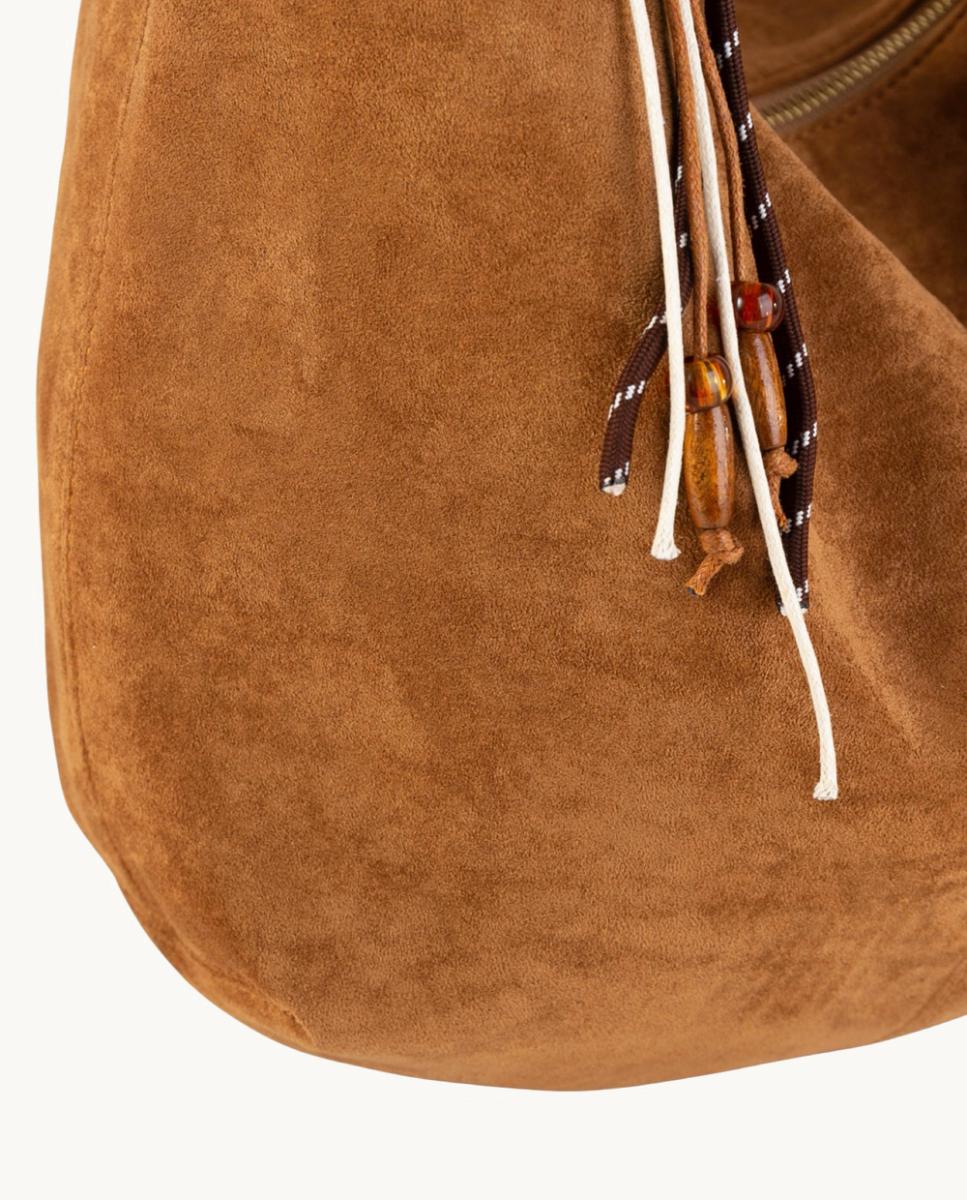 Mala Hobo Grande em Croute com Alça de Corda e Adornos Artesanais Camel-3
