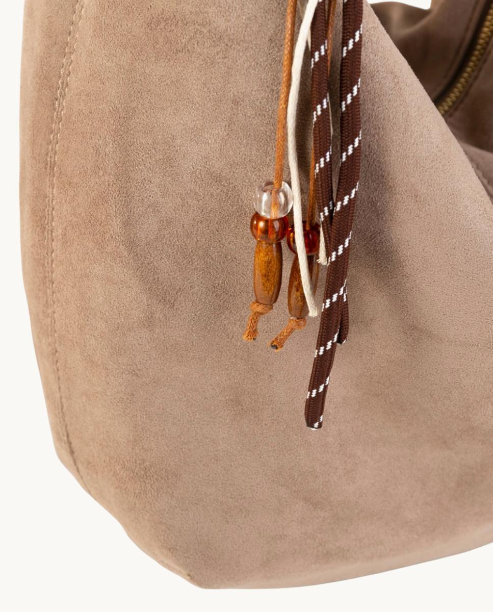 Mala Hobo Grande em Croute com Alça de Corda e Adornos Artesanais Castanho-3