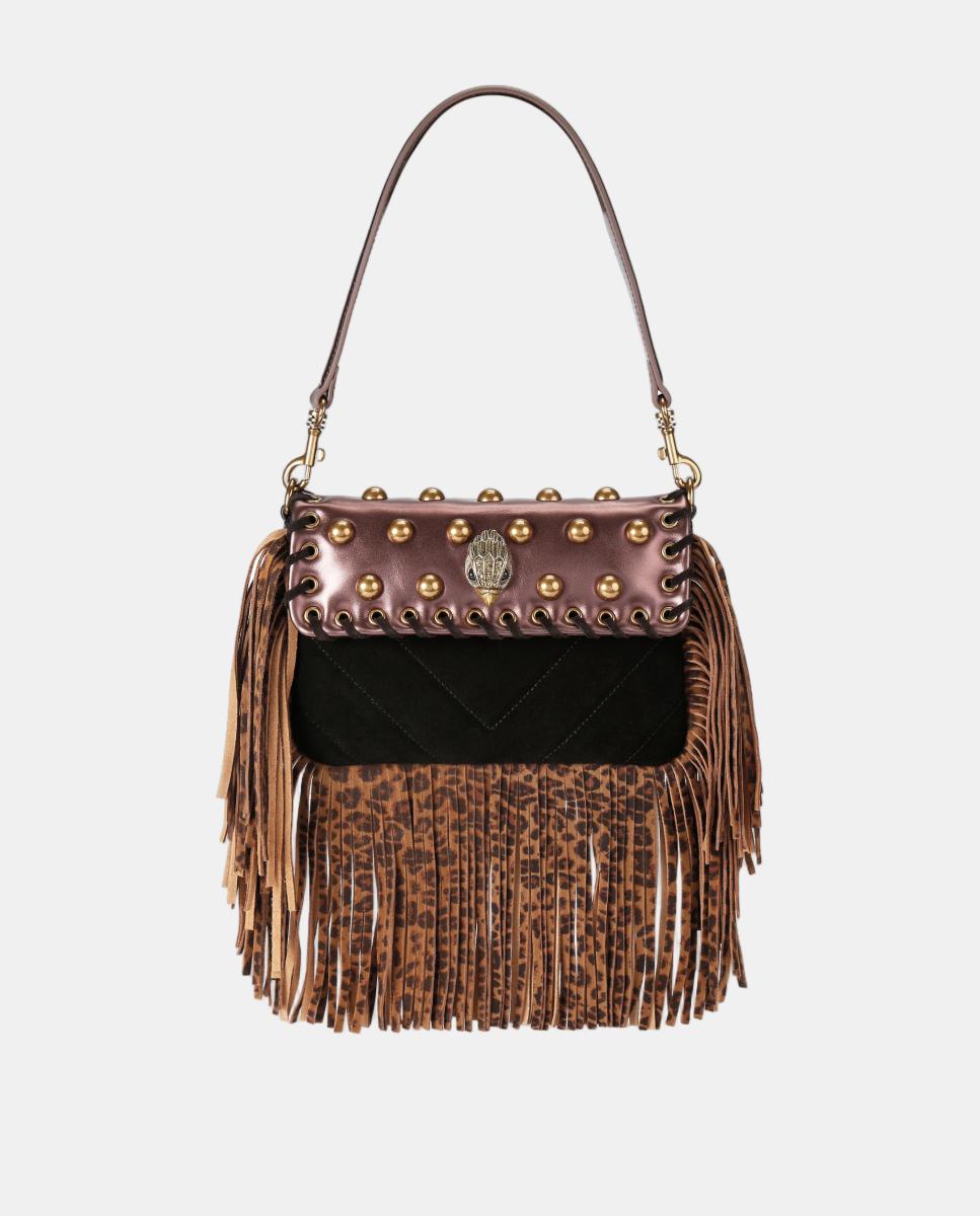 Imagen 1 de Bolso en piel con solapa decorada con tachuelas doradas y flecos en los laterales Marrón