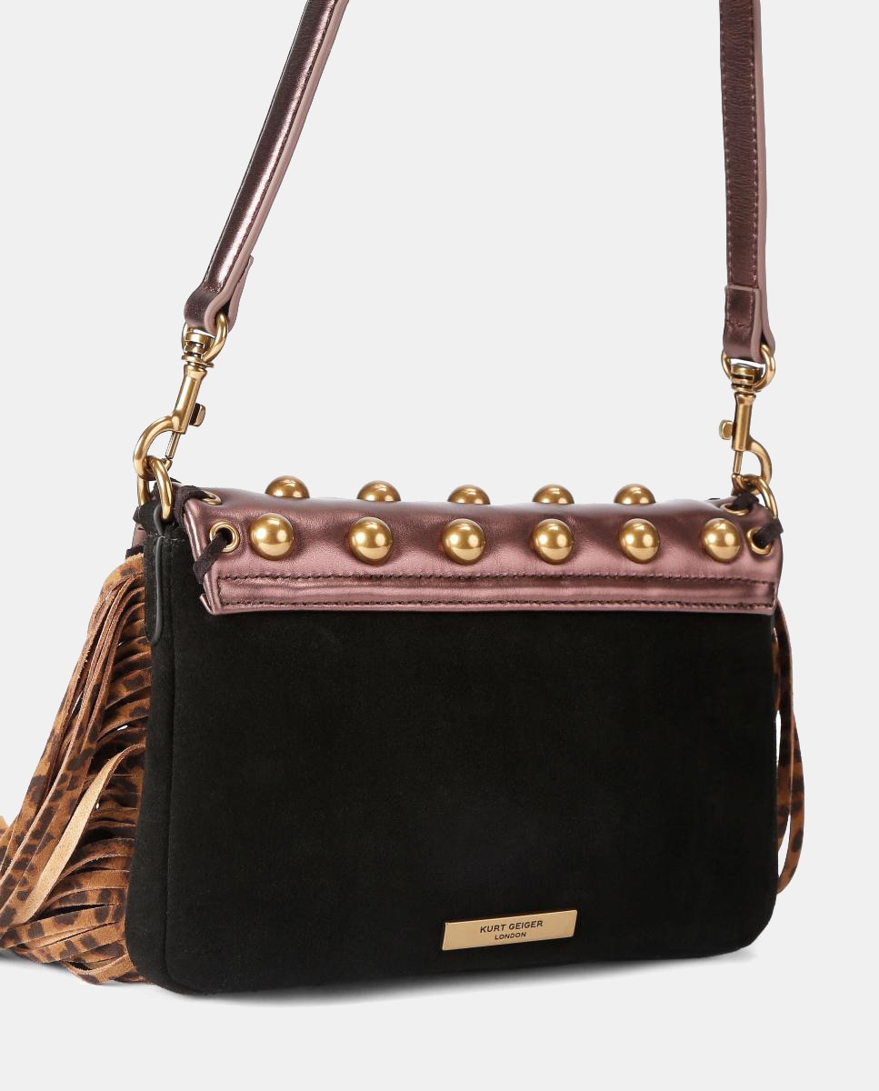 Imagen 5 de Bolso en piel con solapa decorada con tachuelas doradas y flecos en los laterales - Kurt Geiger - Marrón Marrón
