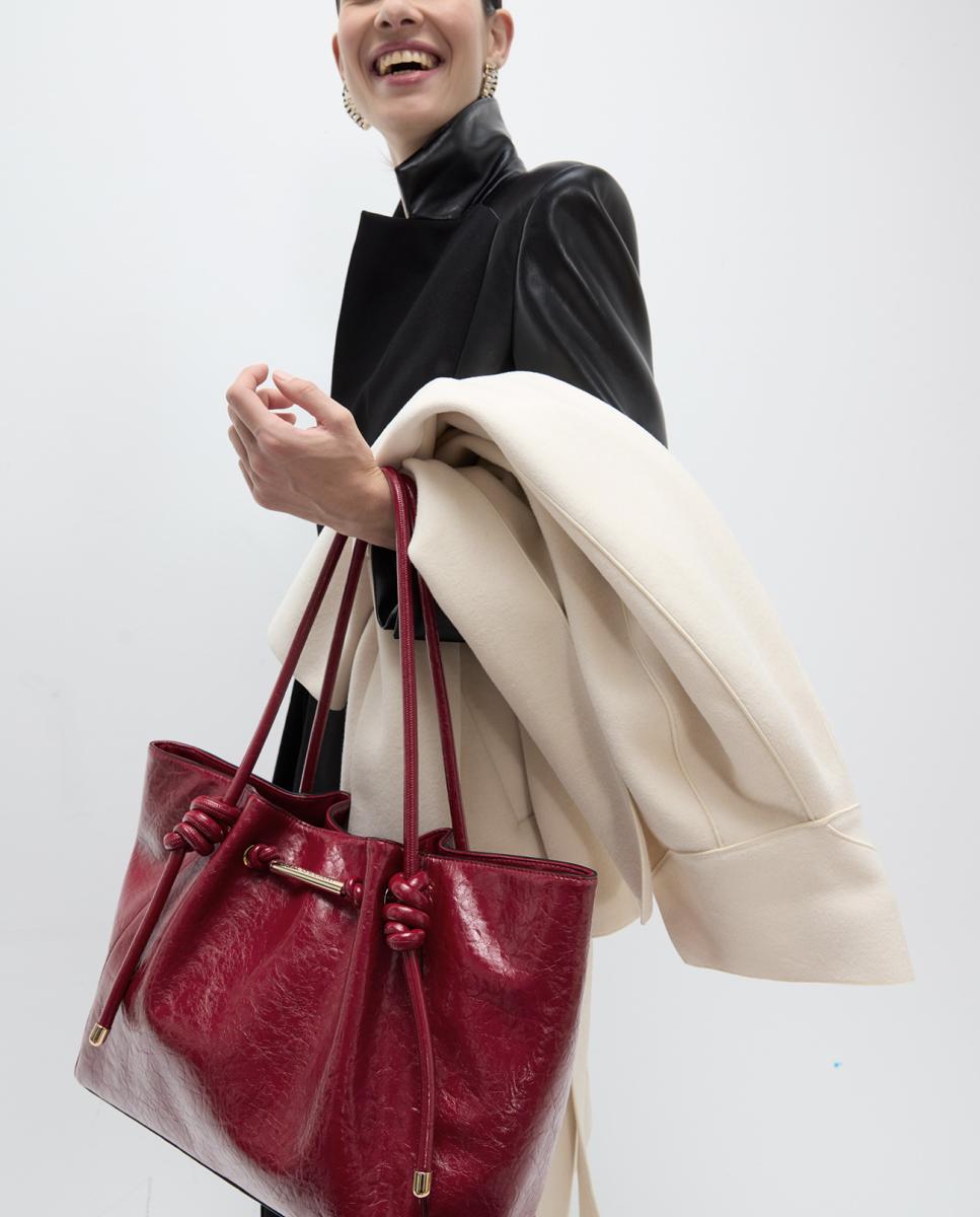 Mala Shopper com Detalhe de Tubo Metálico Vermelho-8