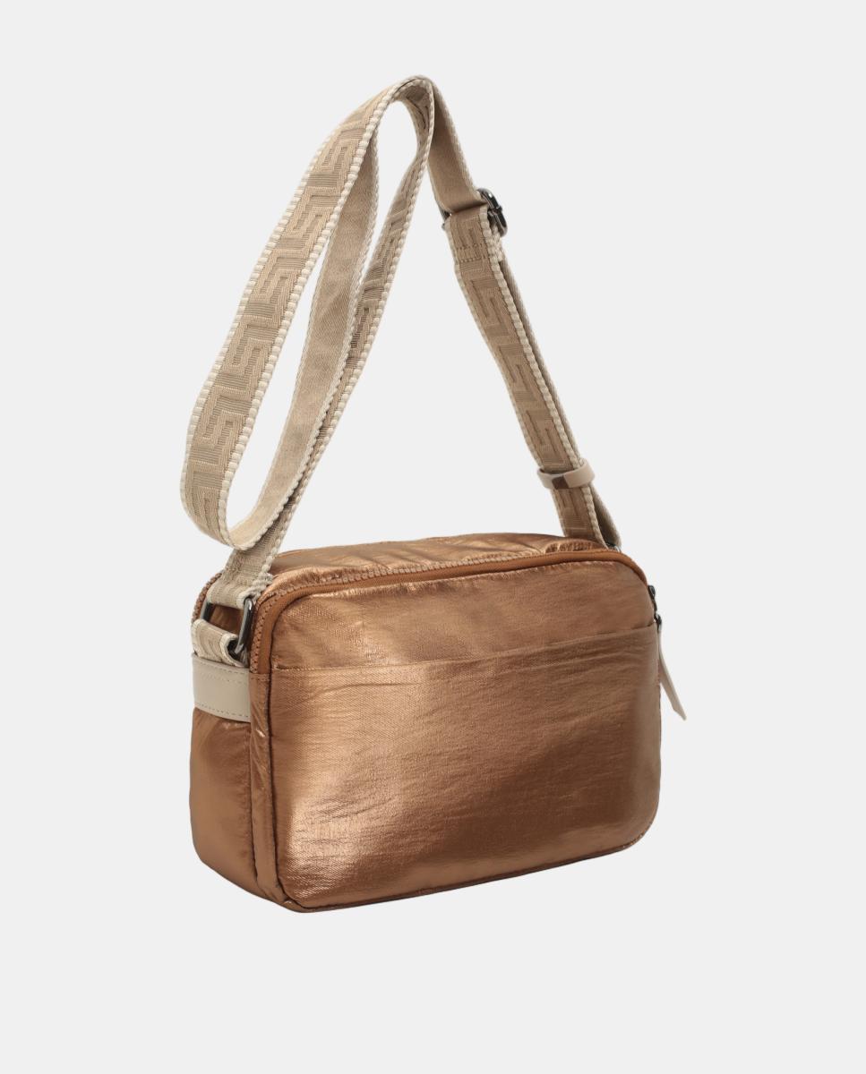 Imagen 2 de BOLSO CROSS BODY PEQUEÑO MATERIAL SATINADO CON BOLSILLO DELANTERO - Robert Pietri - Marrón Marrón