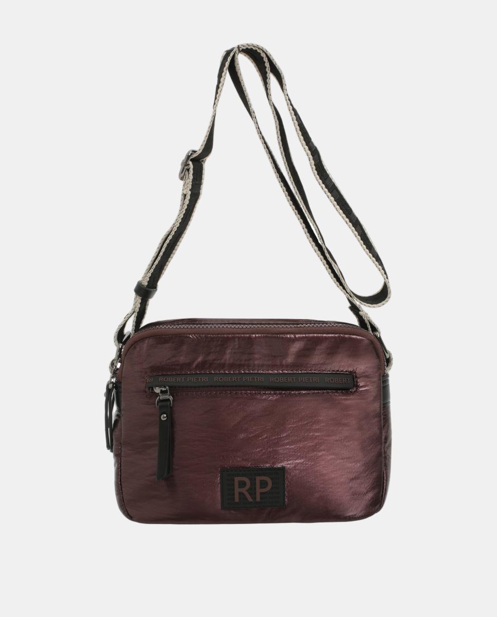 Imagen 1 de BOLSO CROSS BODY PEQUEÑO MATERIAL SATINADO CON BOLSILLO DELANTERO - Robert Pietri - Granate Granate