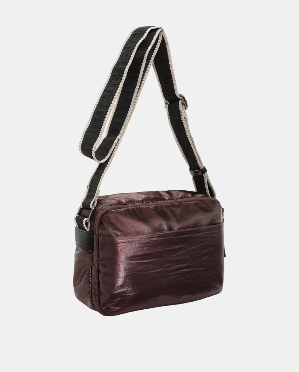 Imagen 2 de BOLSO CROSS BODY PEQUEÑO MATERIAL SATINADO CON BOLSILLO DELANTERO - Robert Pietri - Granate Granate