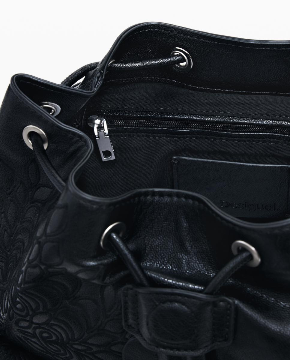 Mochila Pequena com Bordados Preto-4