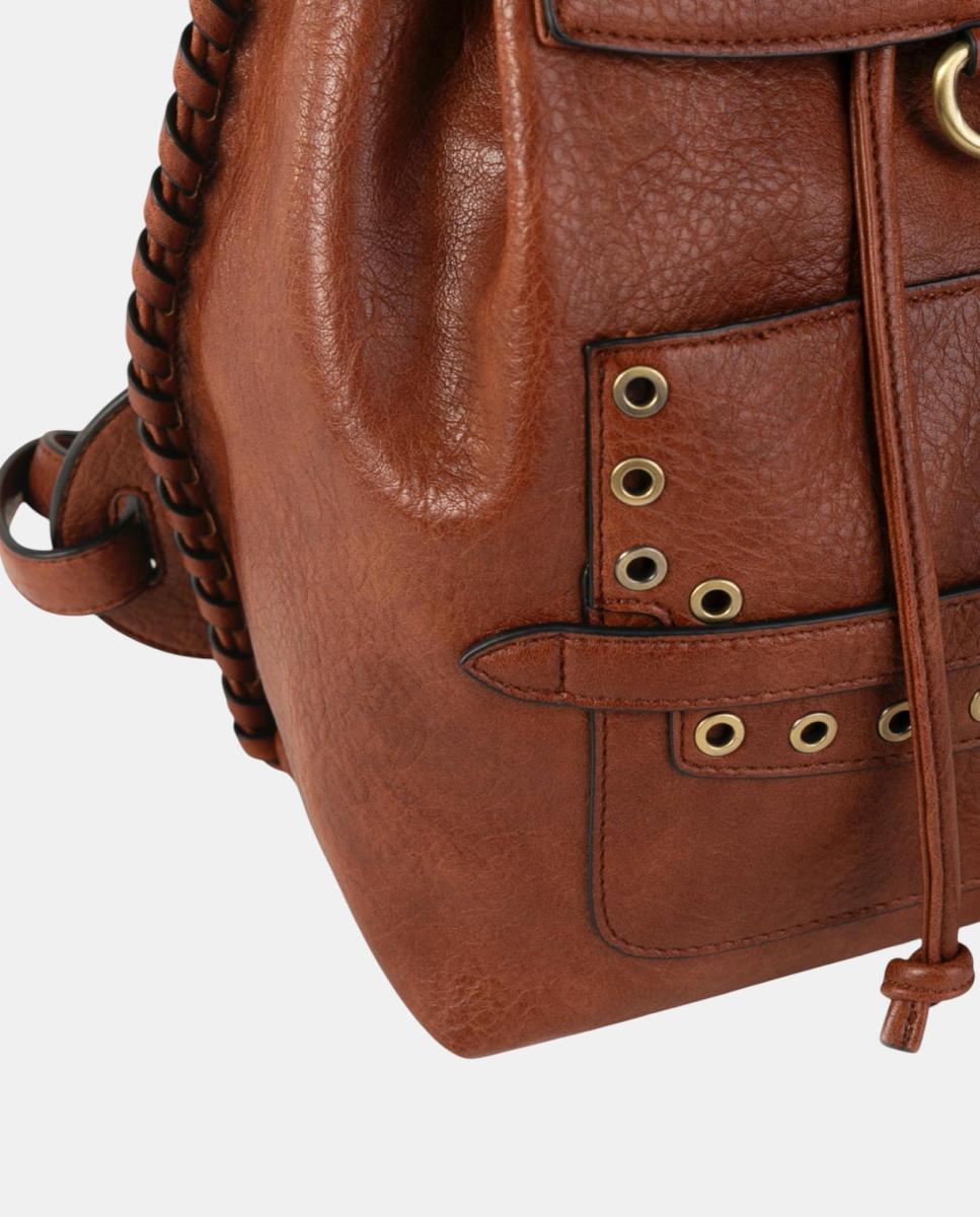 Mochila em PU e Pele com Aba e Rebites Dourados Castanho-3